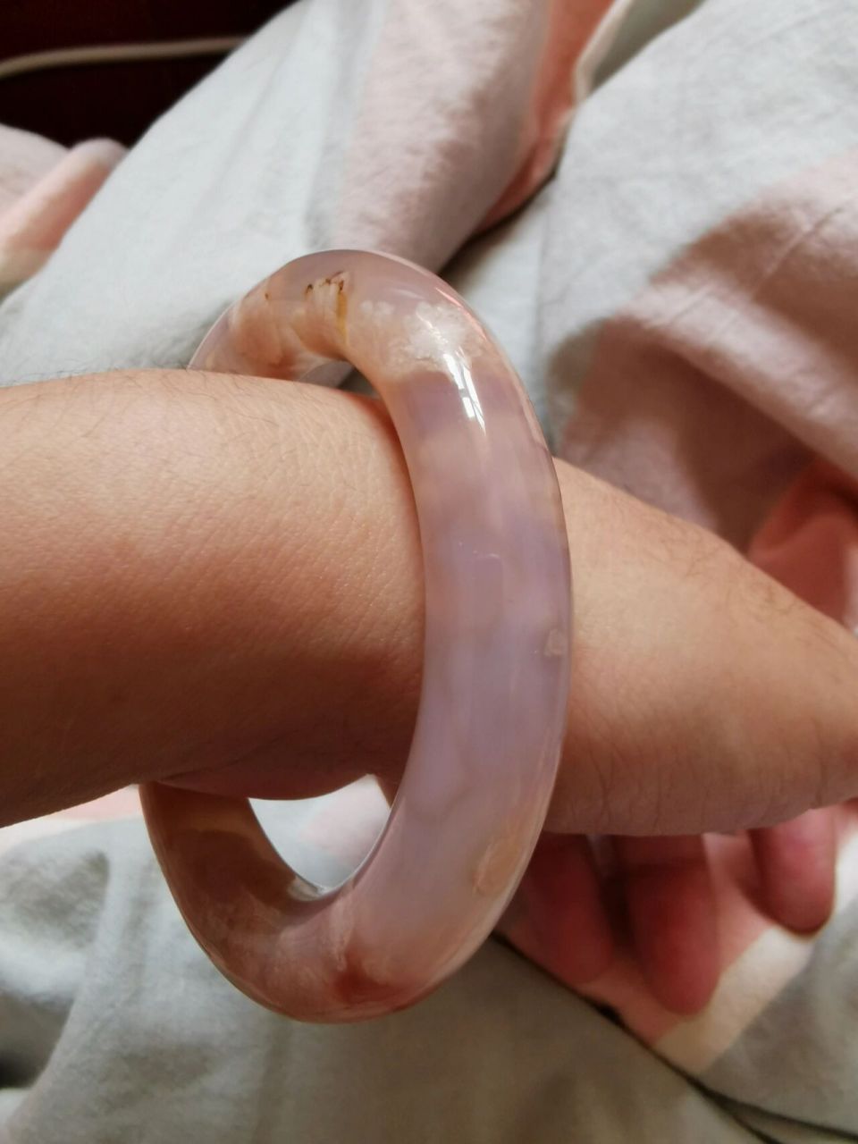 新手买了一只樱花玛瑙手镯,当时就是看它底子的颜色和其他感觉不太一