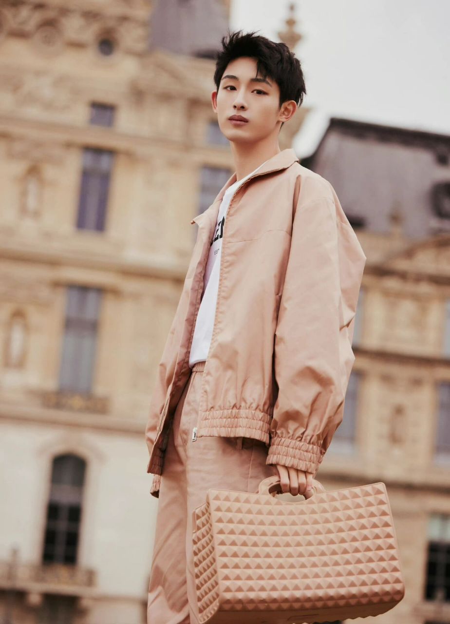 董思成|23春夏系列 · 阳光抚过斑驳印记,草木尽是色彩与旖旎