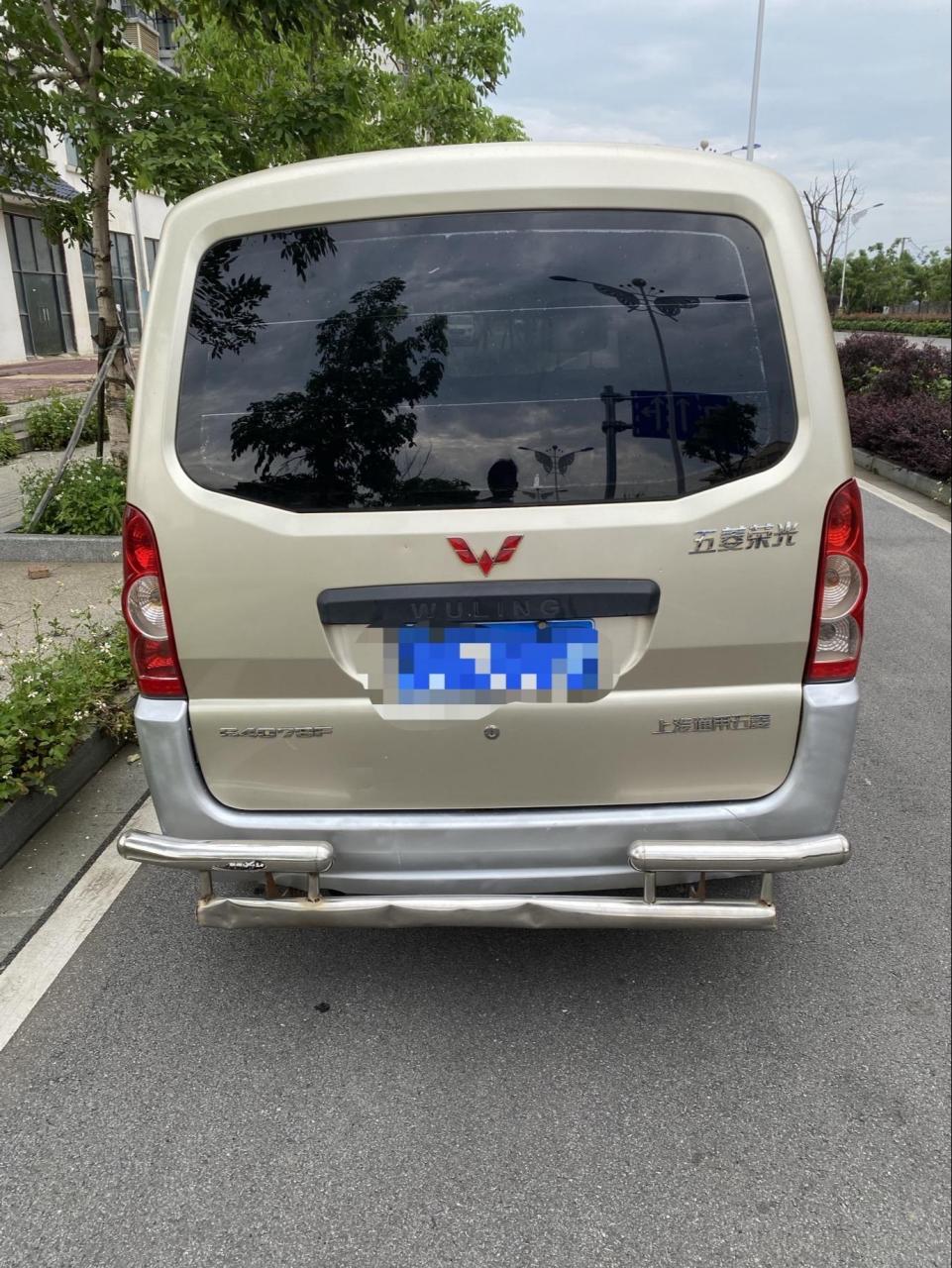 2012年上牌的五菱荣光八座,绝无大事故,该车性能一流,保险8月年检全新