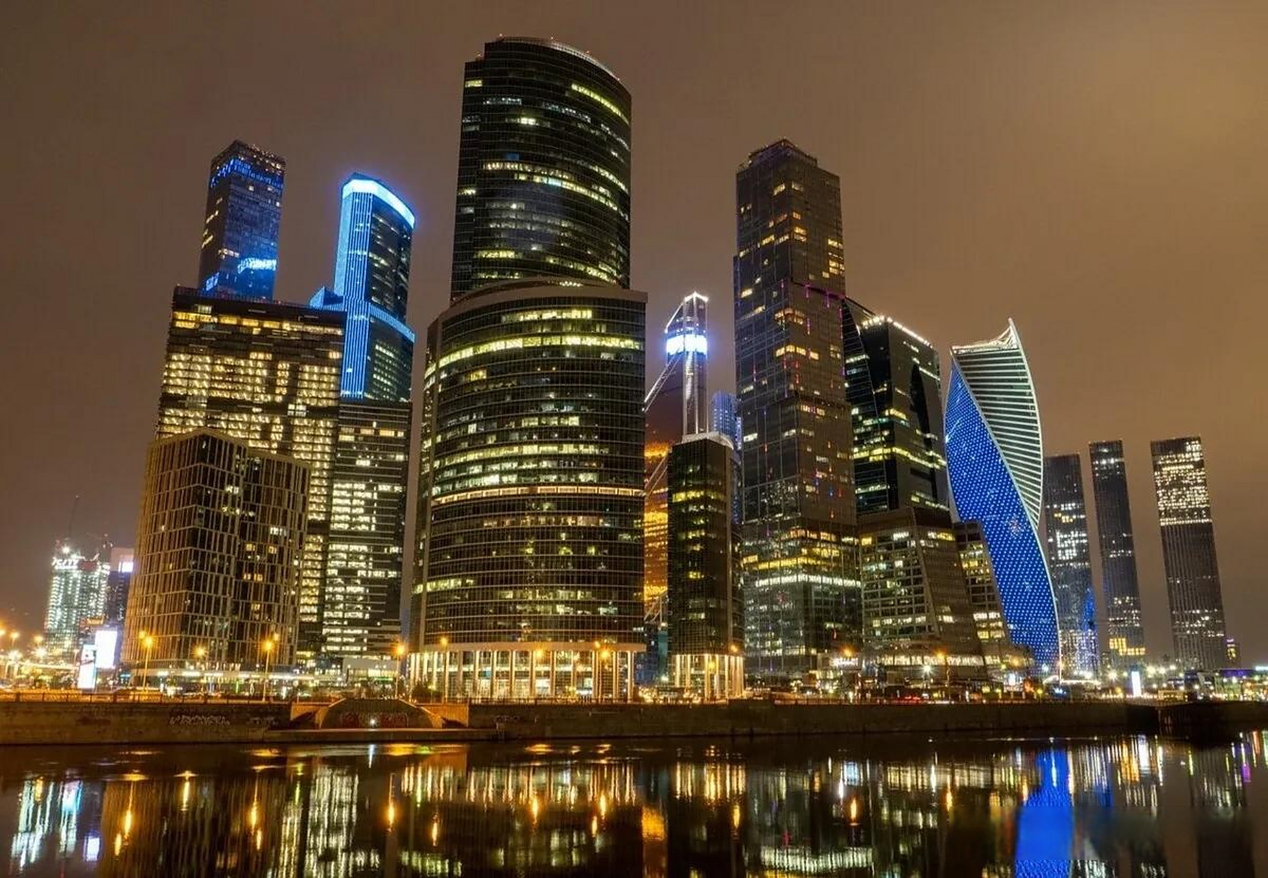 实拍俄罗斯莫斯科国际商业中心夜景 首都之城双塔灯火通明 当地时间