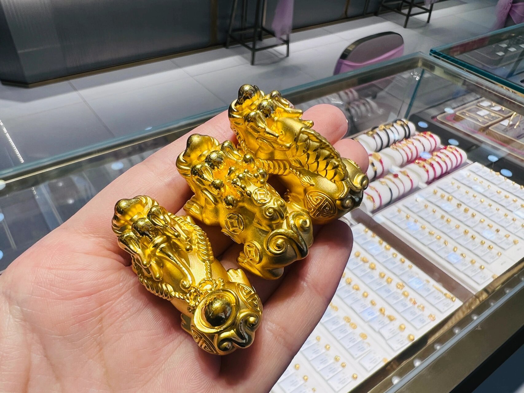 2,貔貅手链左右手随缘佩戴,但民俗通常认为左手进财,右手出财,所以