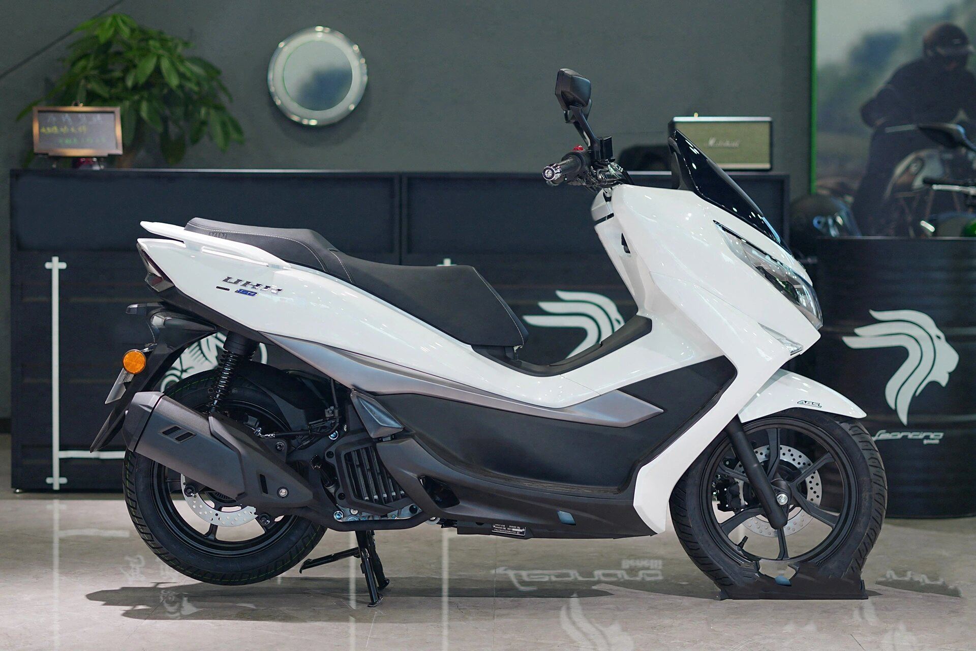 uhr150 豪爵全新uhr150 水冷 电喷 前后abs质保5年10万公里.