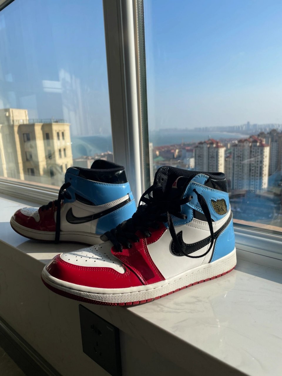 aj漆皮保养 前段时间出的aj1红黑漆皮禁穿,一直有人说漆皮不能自穿,上