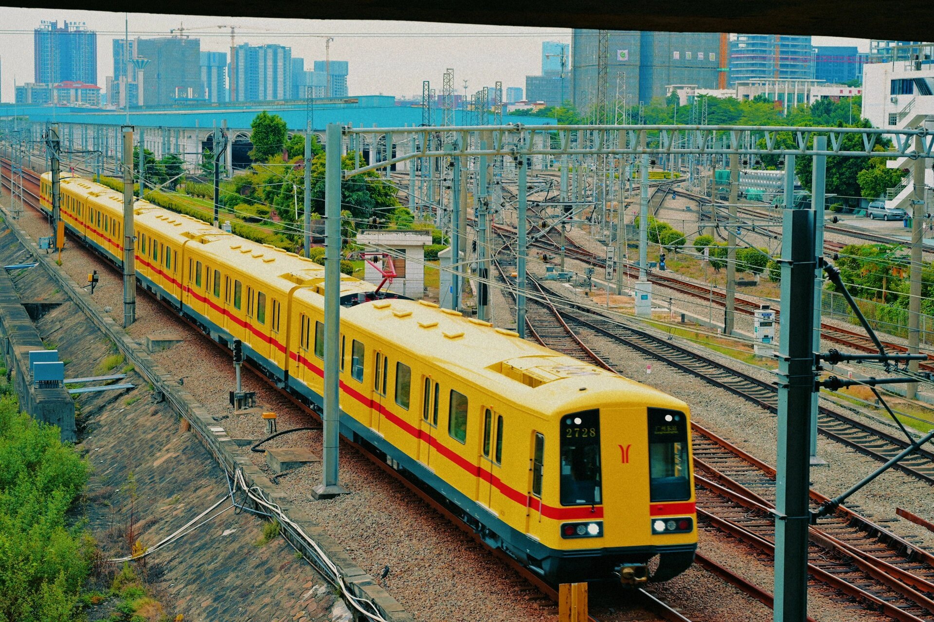 作为广州1997年广州开通的第一条地铁线01,今年已经26岁啦,见证着