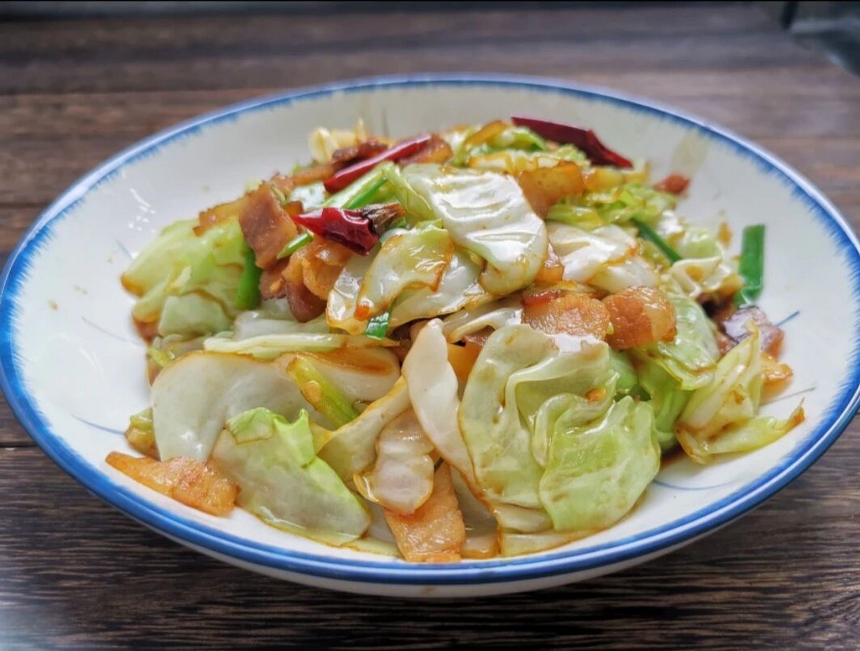 9494包菜回锅肉,又香又脆又下饭91 在蔬菜里,包菜始终占据一席