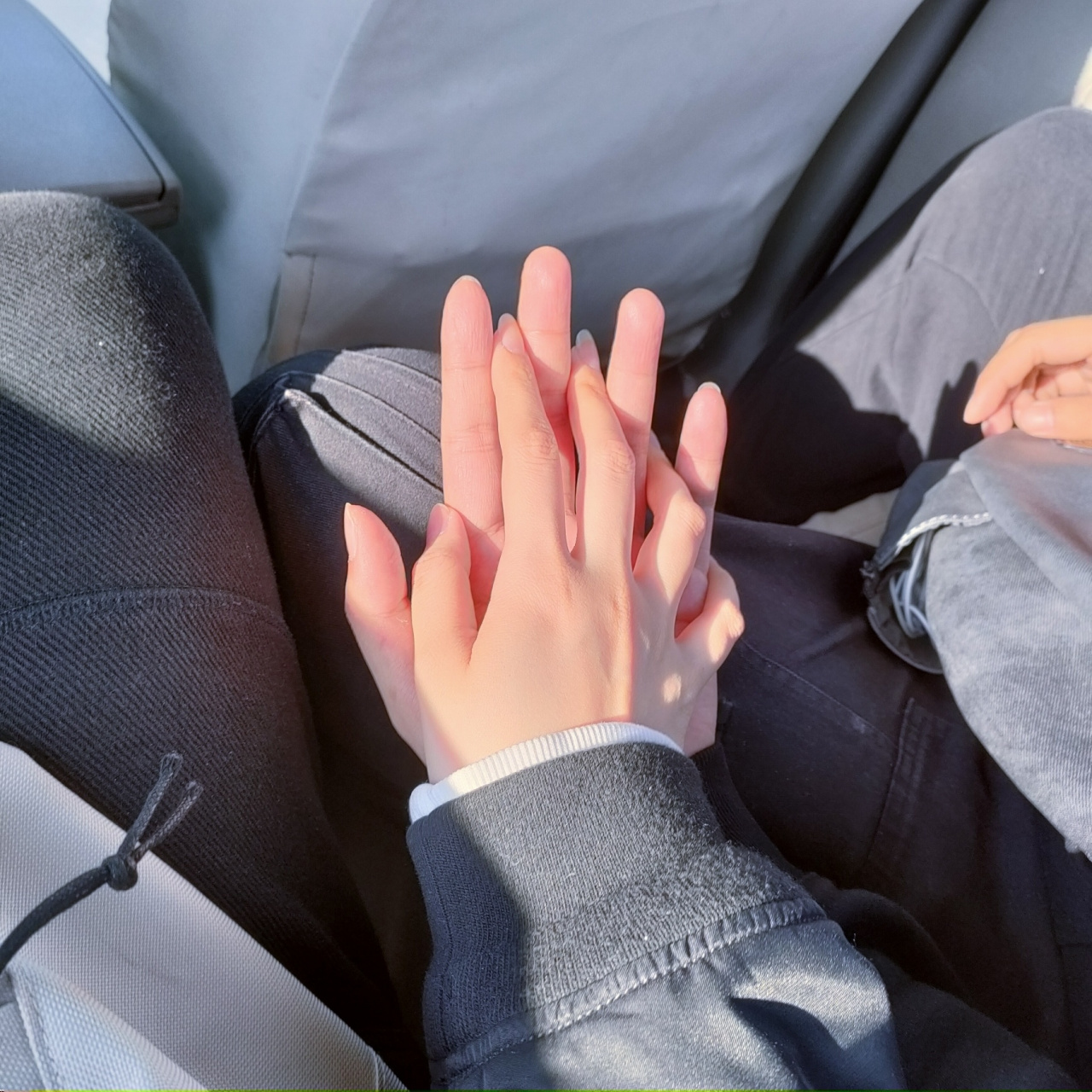 情侣手部合照 天气好的时候,阳光就是最好的滤镜