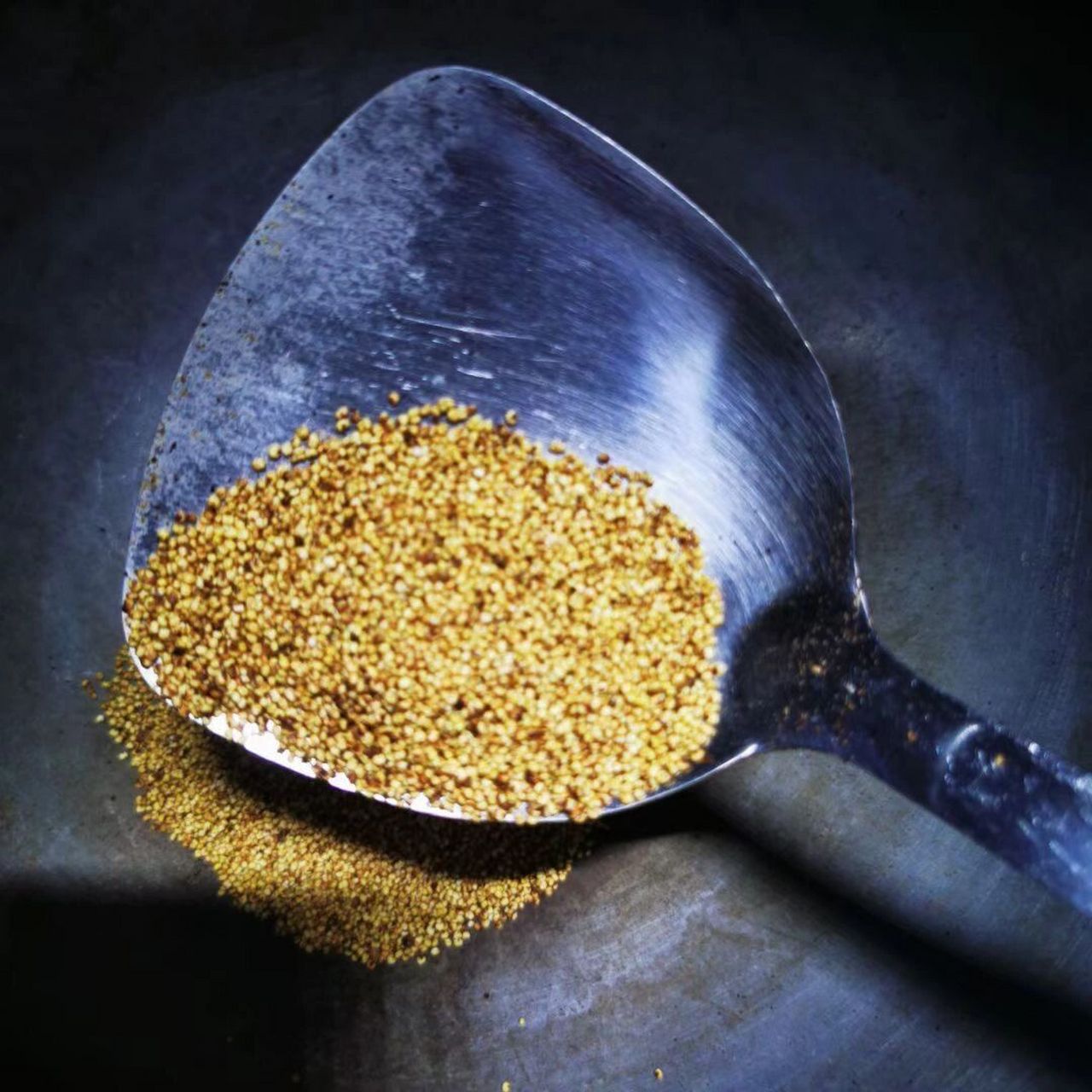 小米炒一炒,养胃真的好 做法非常简单: 炒小米,翻炒到微微焦黑,不要怕