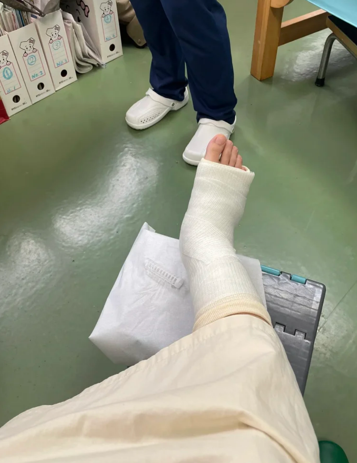 脚扭伤后出现酸痛,最常见的原因是肌肉拉伤,关节囊损伤或骨裂