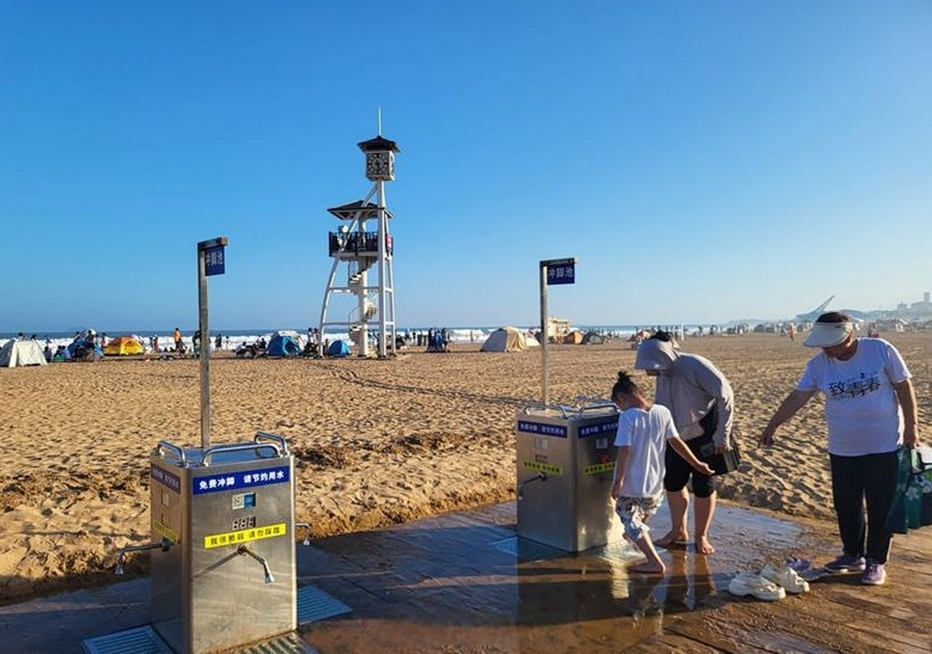 石老人海水浴场原来收费的冲脚池目前全部改成了免费冲脚 #青岛##青岛