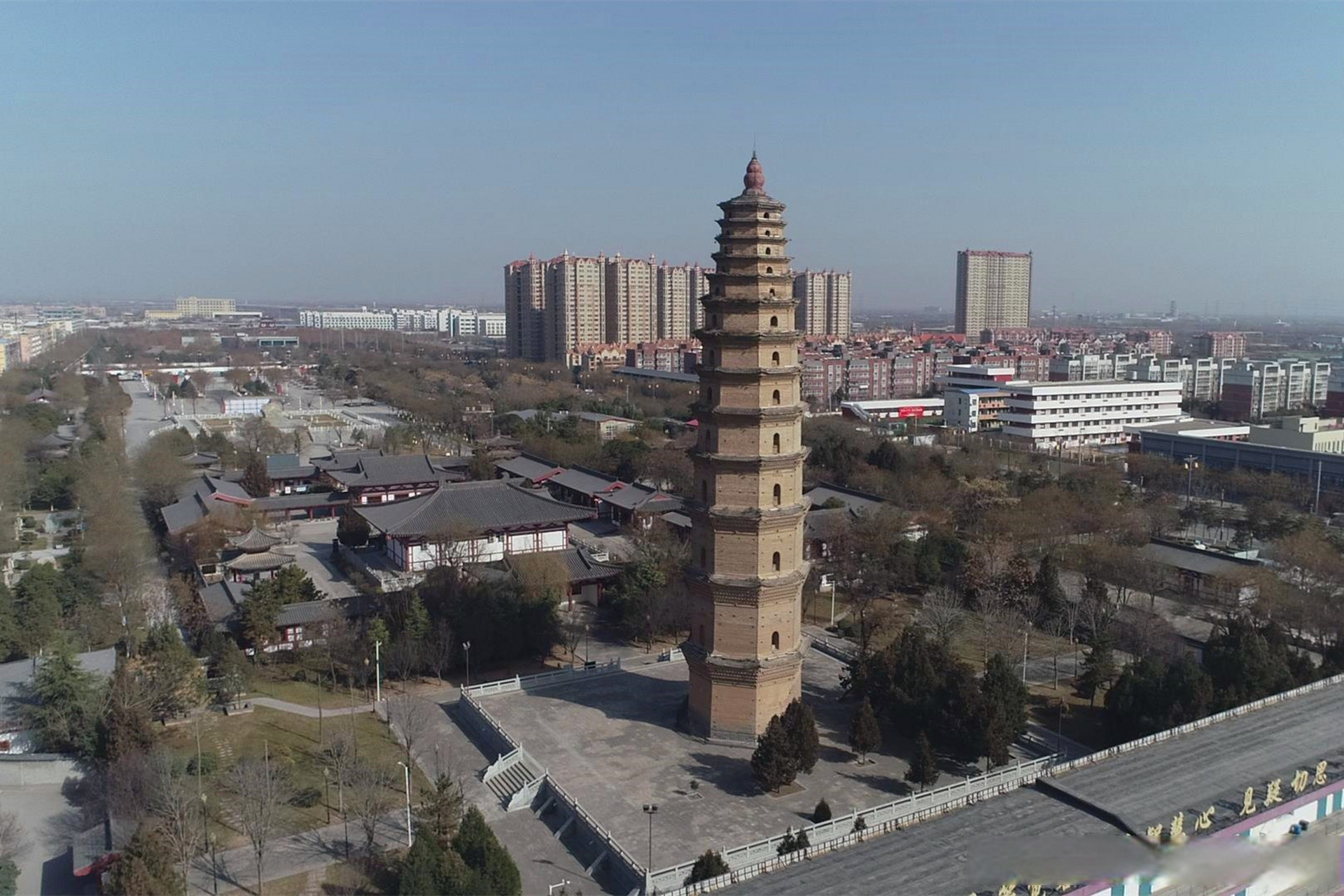 在西安市高陵区鹿苑镇田家村南150米处,矗立着一座昭慧塔,被俗称为"