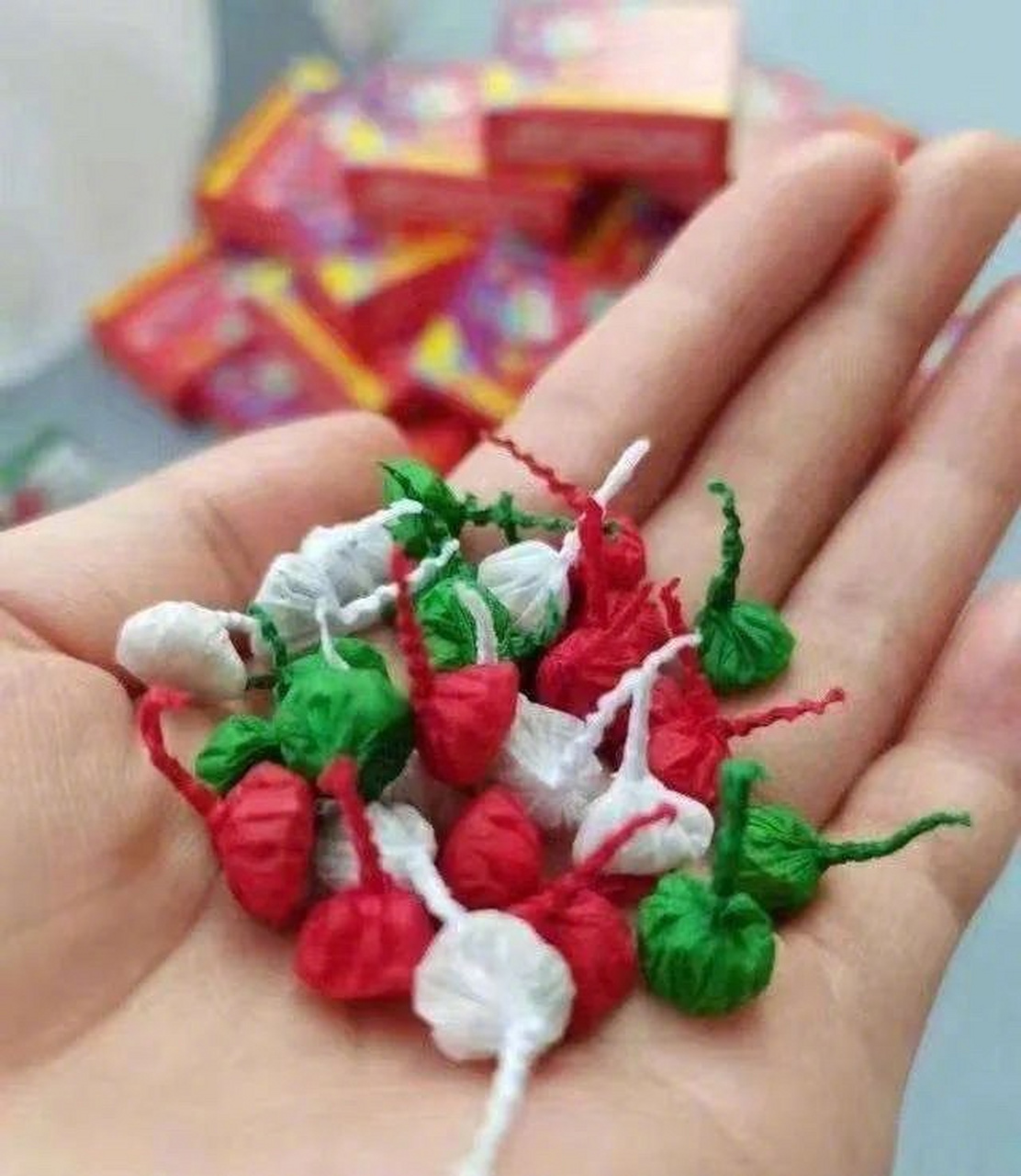 本人最喜欢的两款烟花,左边的我们叫 "kuàn炮",右边的叫"地老鼠"