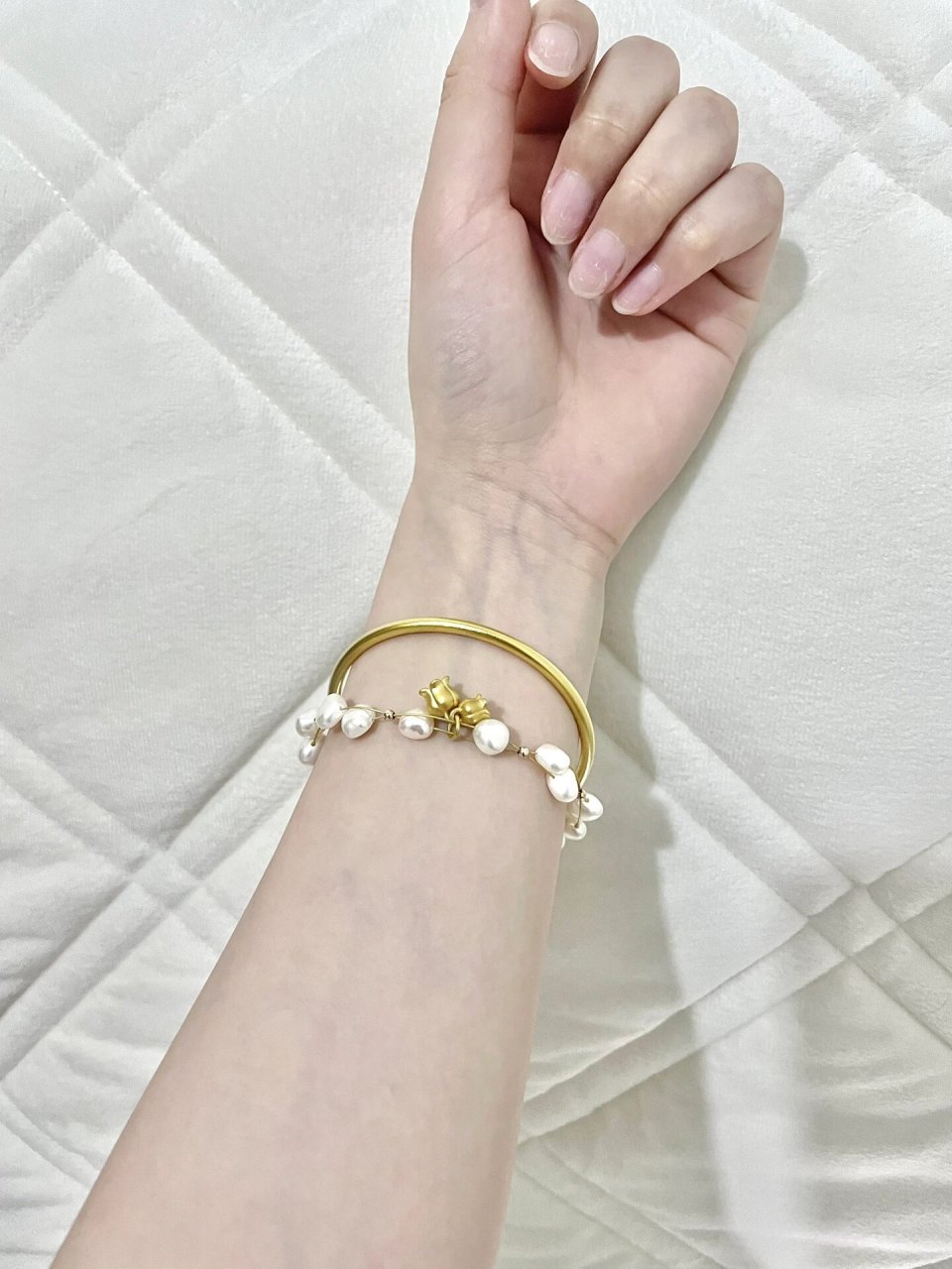 手镯  看到跟多姐妹都叠戴很好看  把自己仅有的两条珍珠手链拿出来搭
