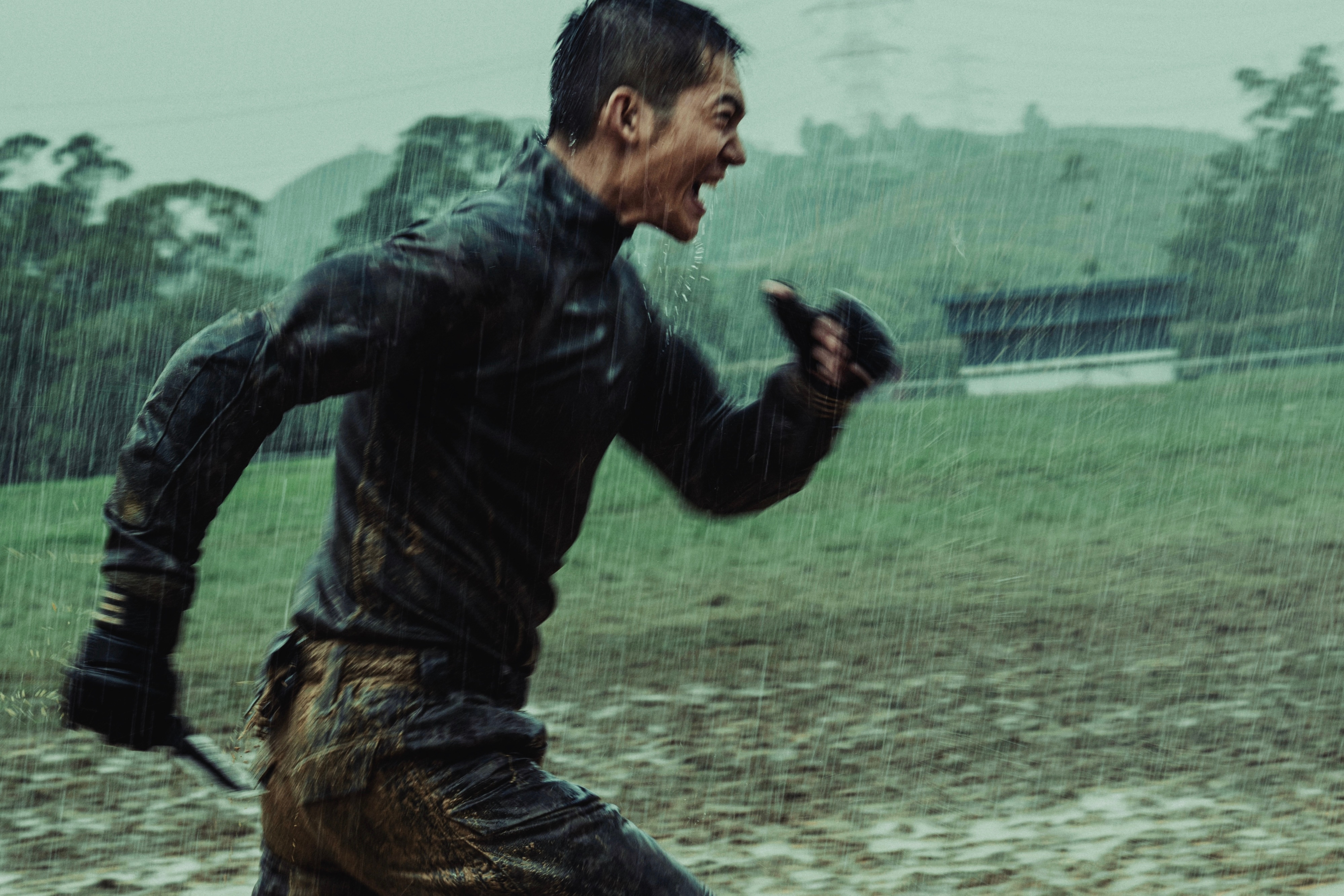 狂风暴雨赛场上的勇者无畏前行