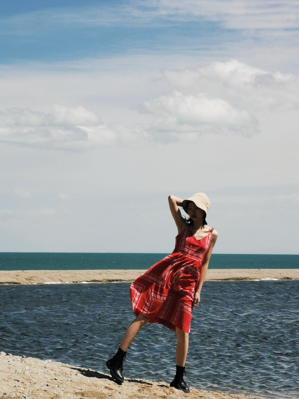 青海湖拍照穿搭与姿势分享 rt 衣服尽量选红色/白色/黑色,不容易融入