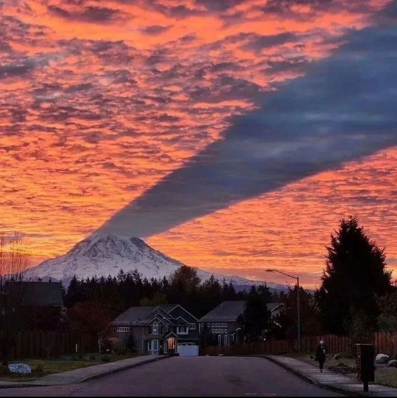 忍不住分享给你们 雷尼尔山的影子划过天空,请用一句诗词描写此时此景