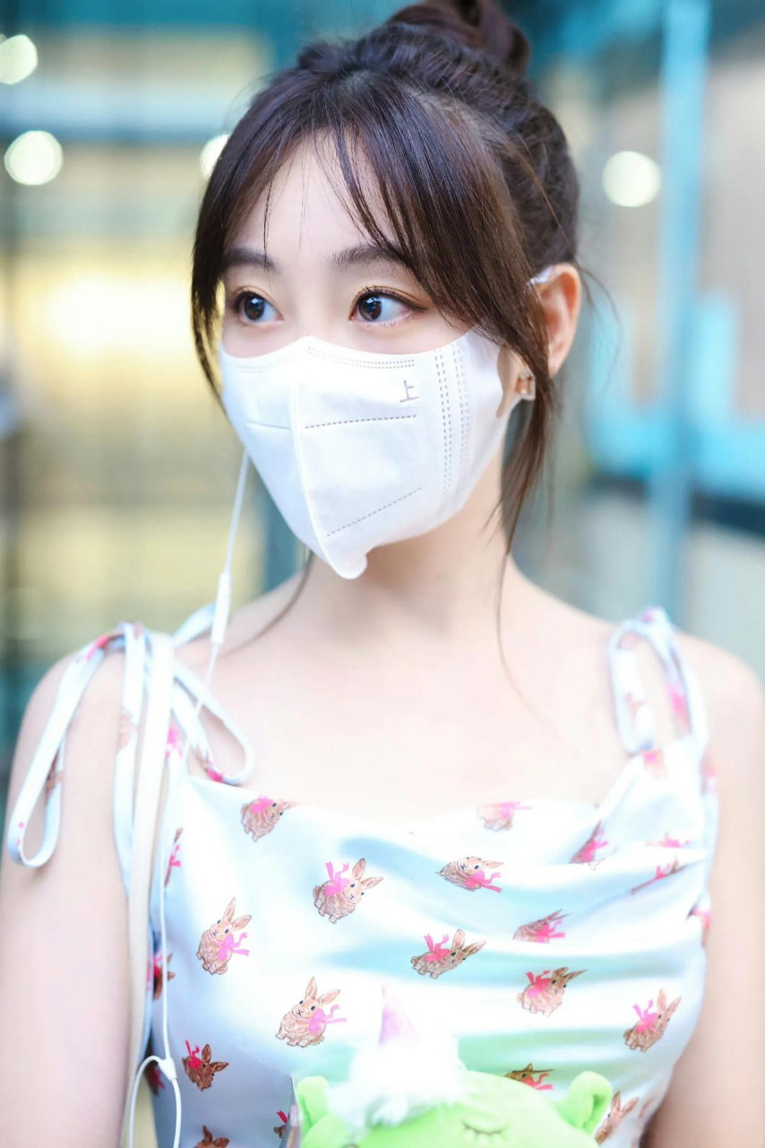 祝绪丹230724机场私服,碎花吊带裙搭配清爽丸子头发型,甜美又元气