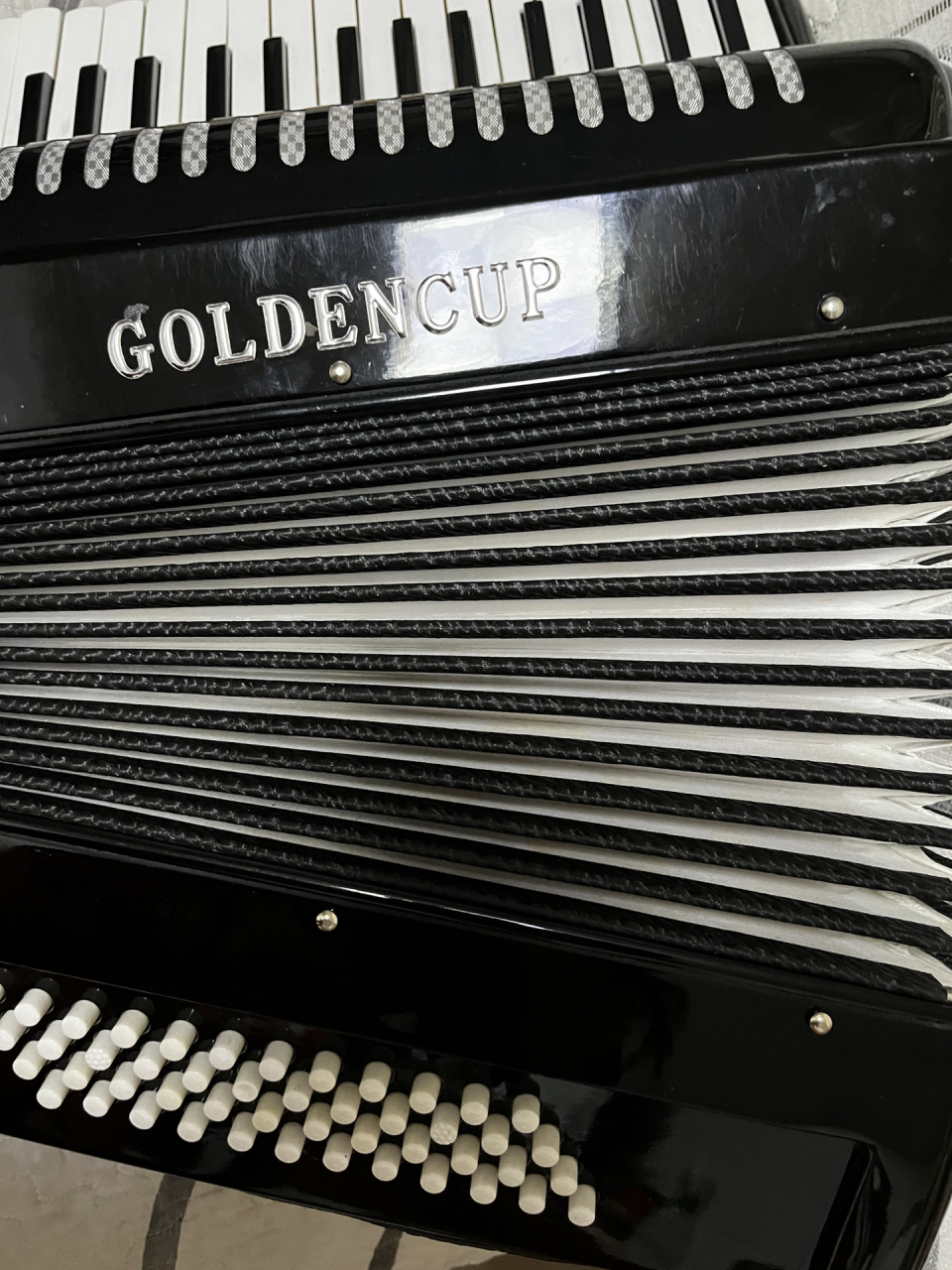 出二手手风琴啦 五千多买的金杯手风琴.现在1000出.诚心要可刀.