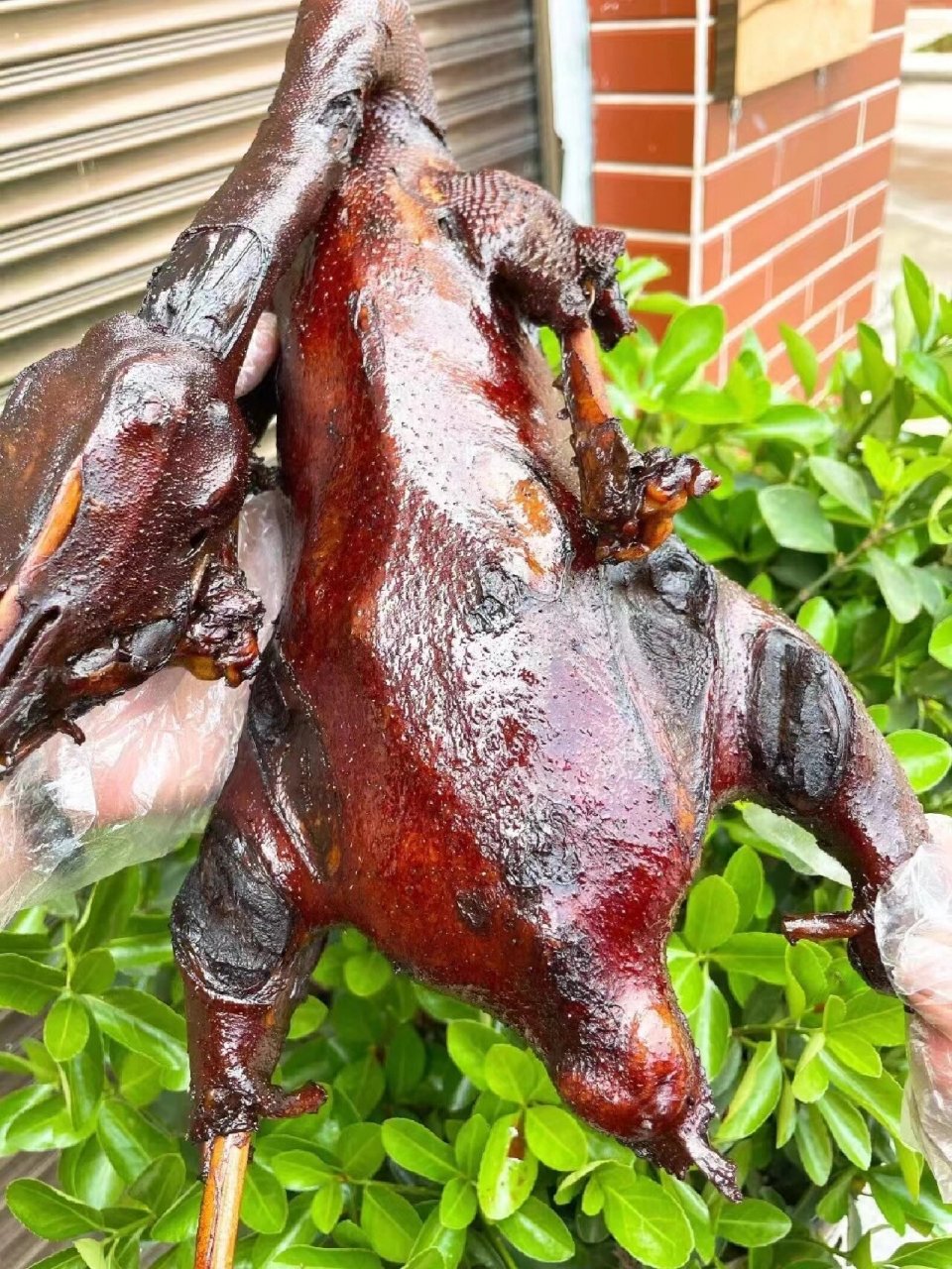 该产品采用当地出产的名贵中药材,用卤鼎熬制成卤水,将武冈铜鹅肉去骨