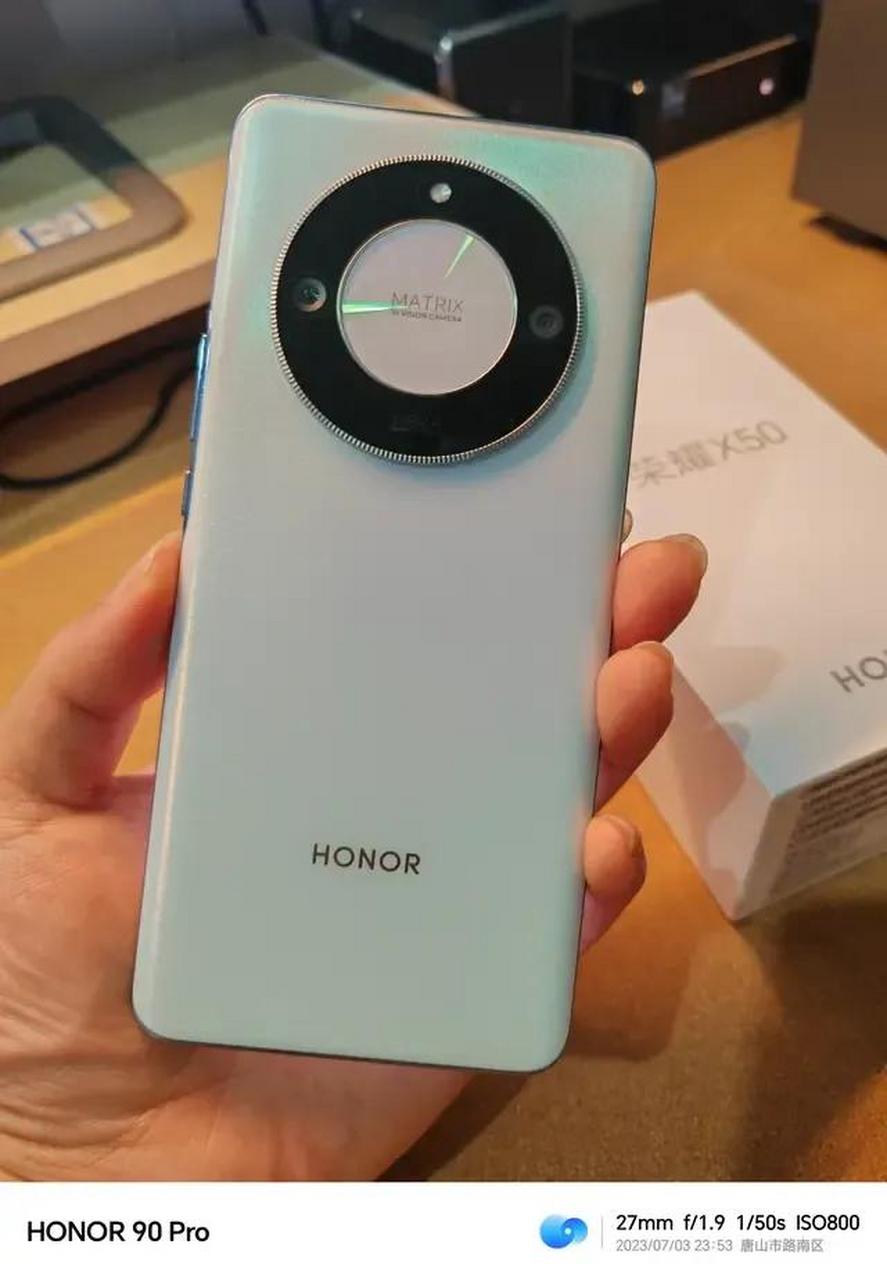 荣耀x50外观曝光,有博主晒出了荣耀x50真机图,这颜值千元机里没几个能
