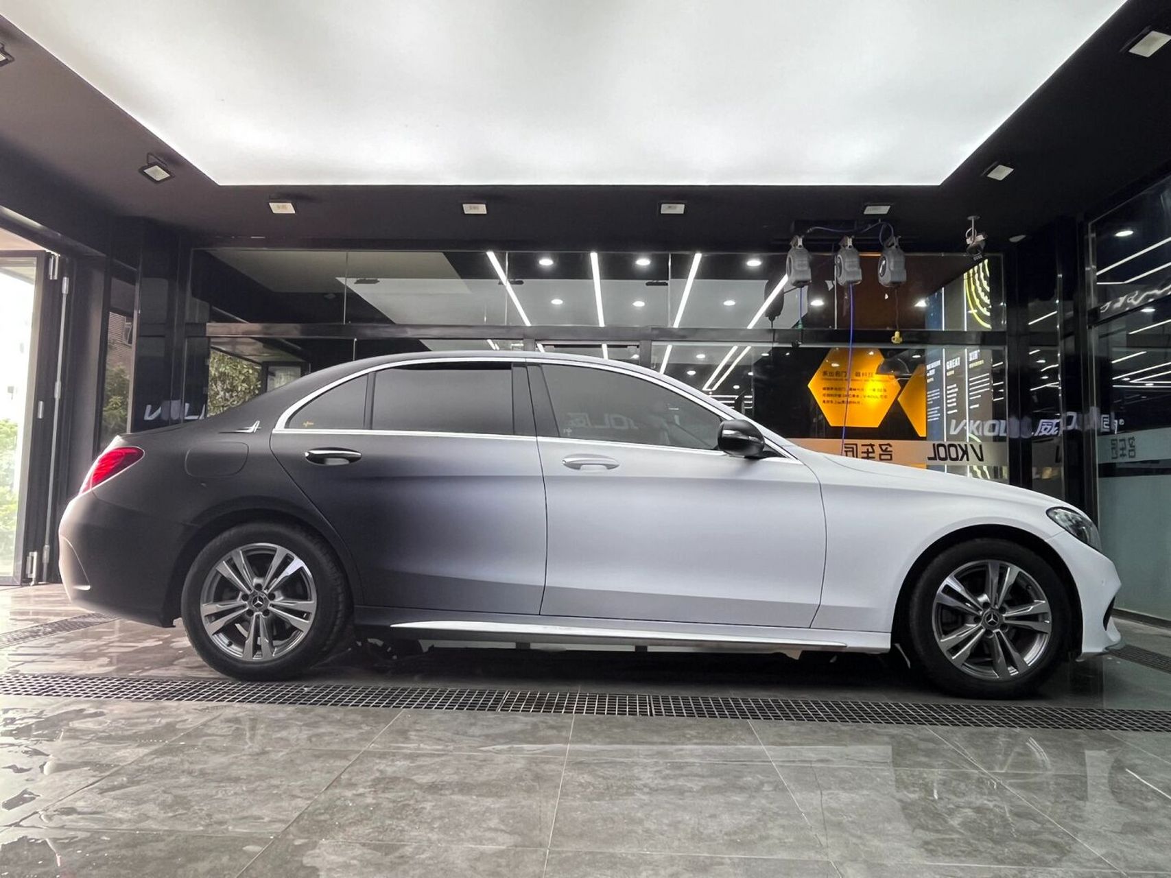 贴膜啦奔驰黑白渐变改色膜越看越喜欢!