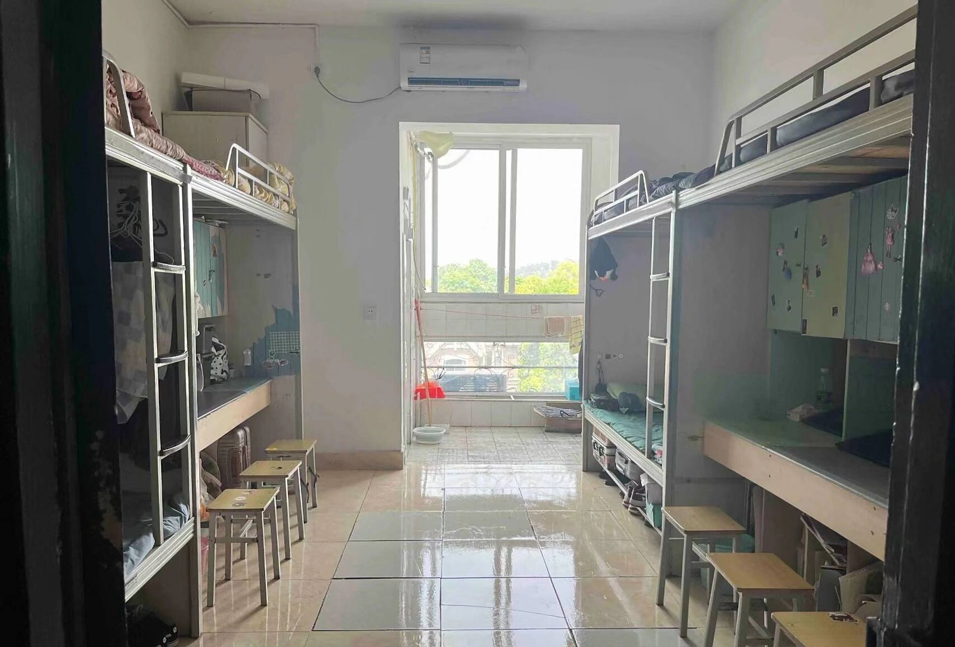 p1p2为男女生宿舍,各为八人六人间,自我感觉说实话不是很高大尚的