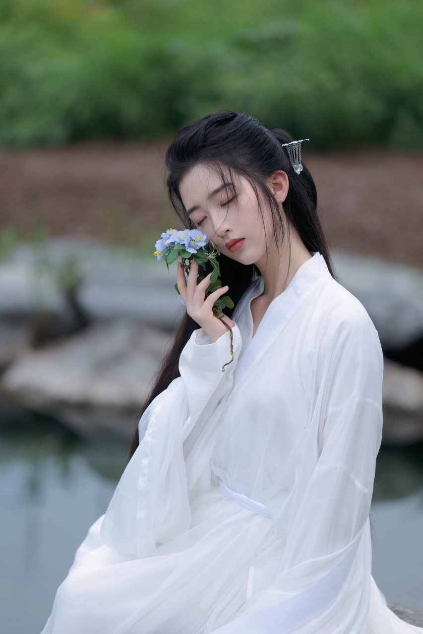 邓恩熙 最新古风写真,一袭白衣清冷感十足,好想看妹妹演一部古偶啊!