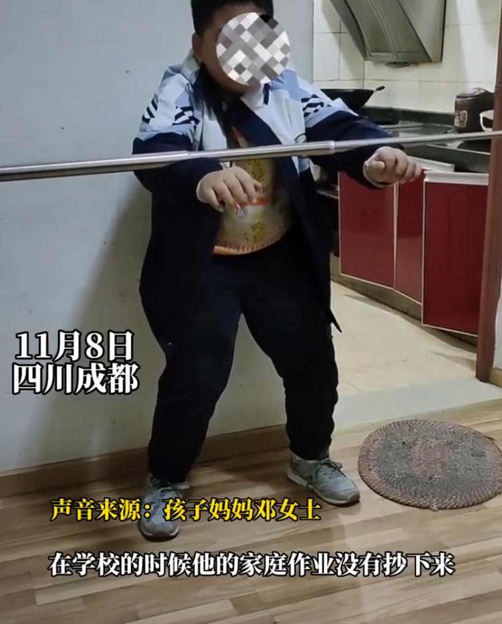孩子没有完成作业,家长让其蹲马步,手上还放了一个不锈钢杆子