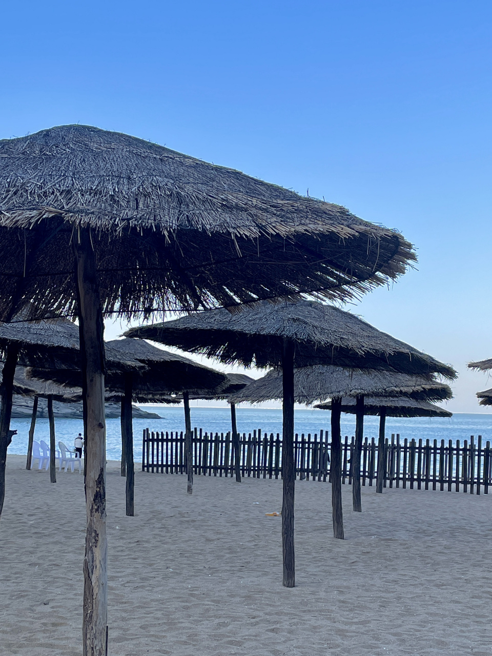 连岛分为两个区:大沙湾和苏马湾从大沙湾往前走就可抵达苏马湾98