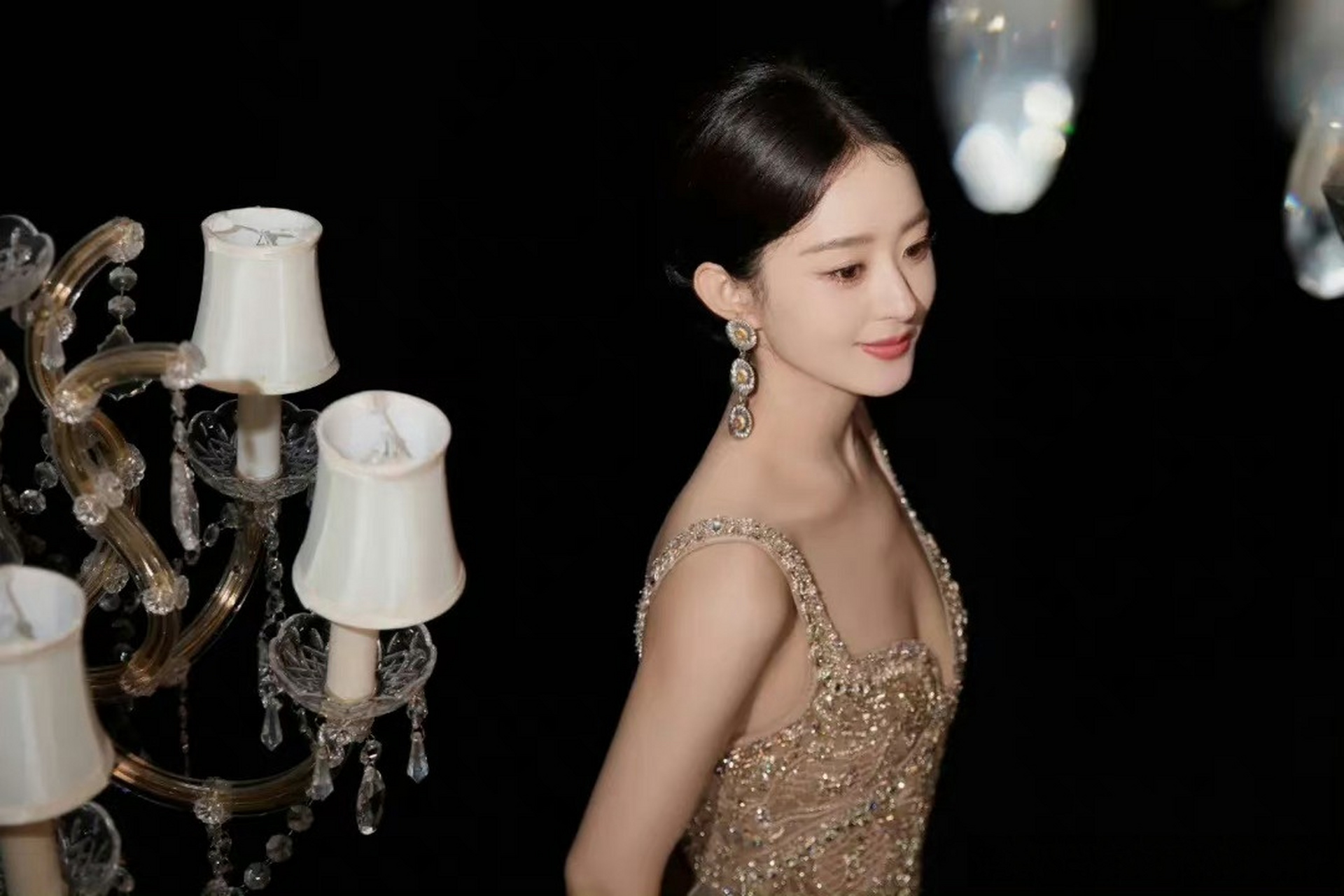 赵丽颖片场抓拍瞬间 台上是光芒四射的女明星,台下是认真拍戏的好演员