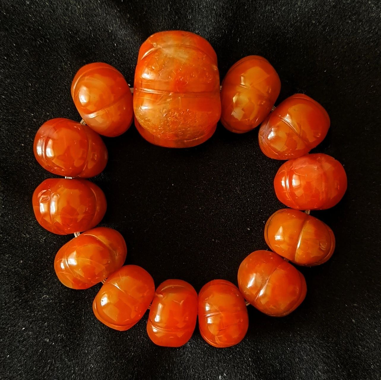 《老甘南红玛瑙珠子》 喜欢老甘南红玛瑙珠子,它细腻,沉稳,象征着吉祥