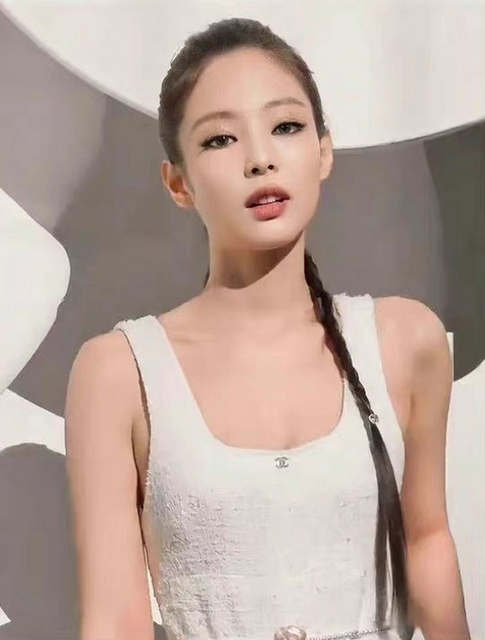 jennie巴黎看秀,这发型属实惊到我了