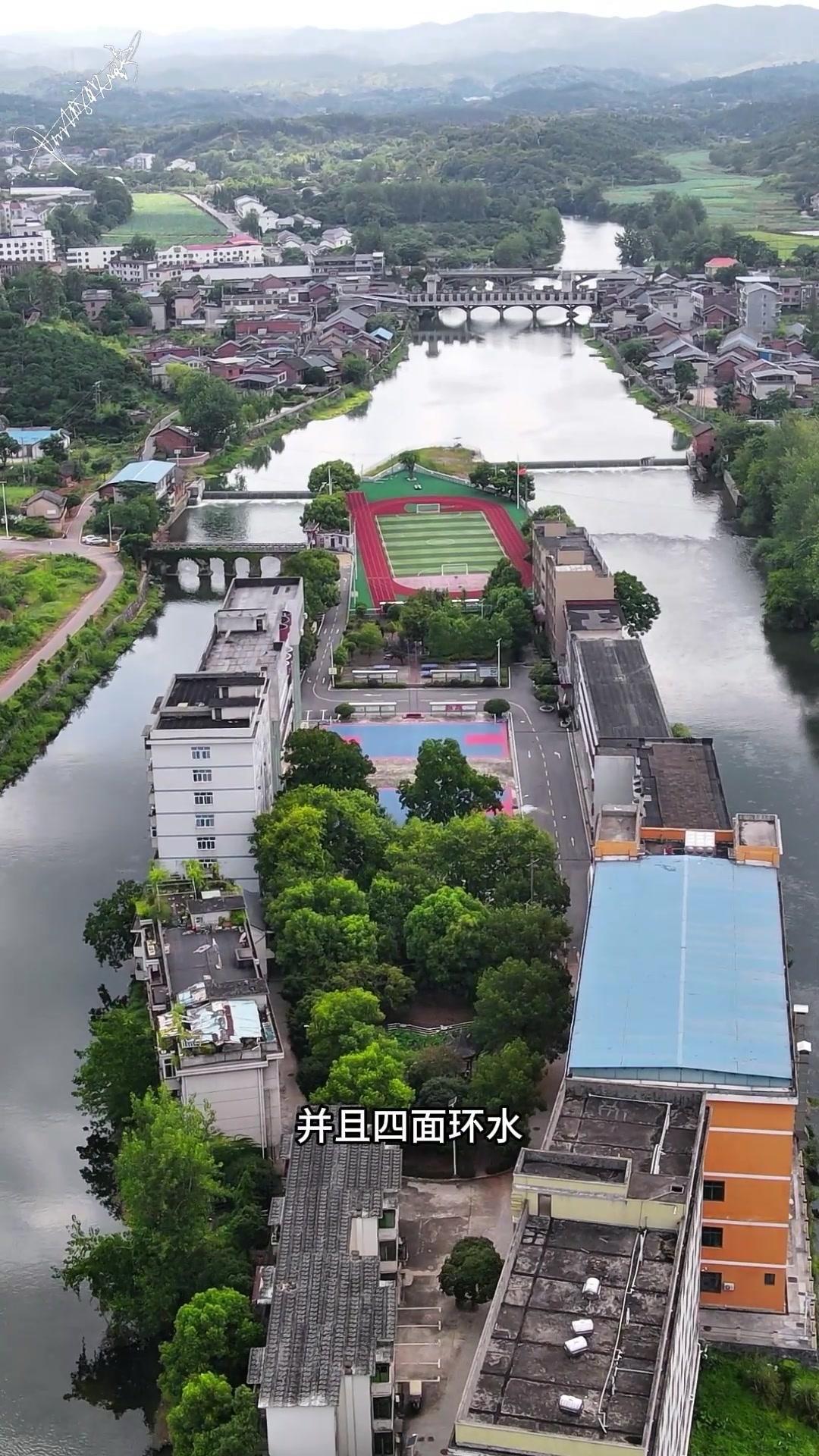 它就是湖南郴州市第十二中学,校园占地62亩,外形酷似一艘停泊在河中