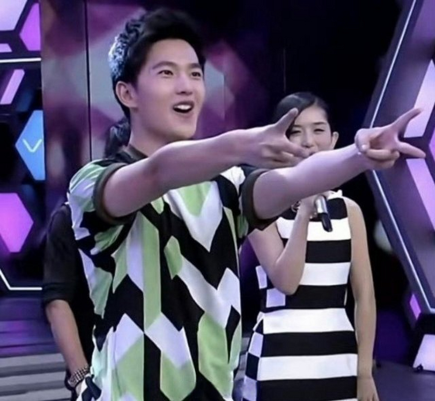 杨洋这几张油腻吐舌头的图还有点可爱是怎么回事.