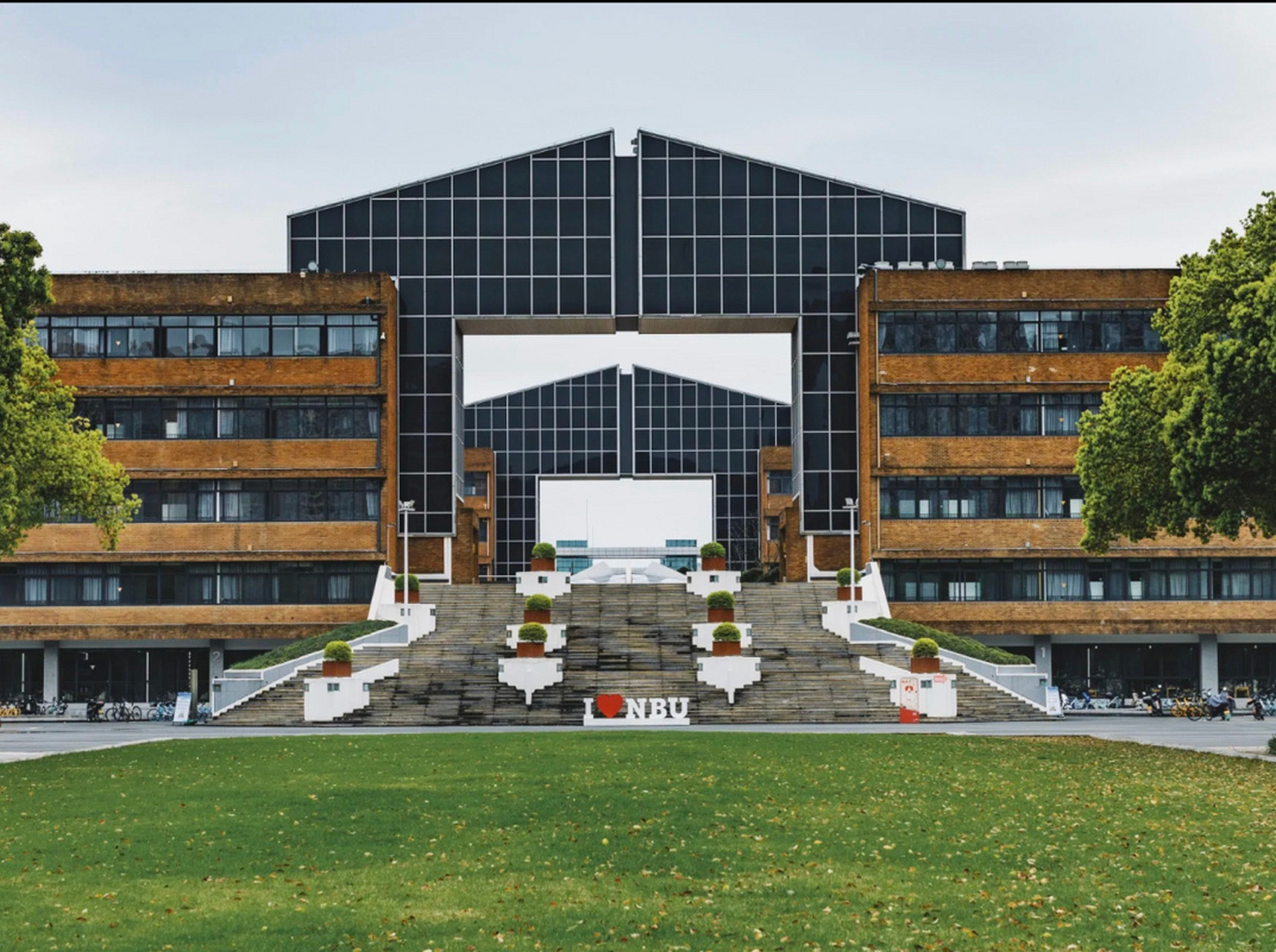 你觉得宁波大学属于江北还是镇海  宁波大学四校区地处江北,而学生村