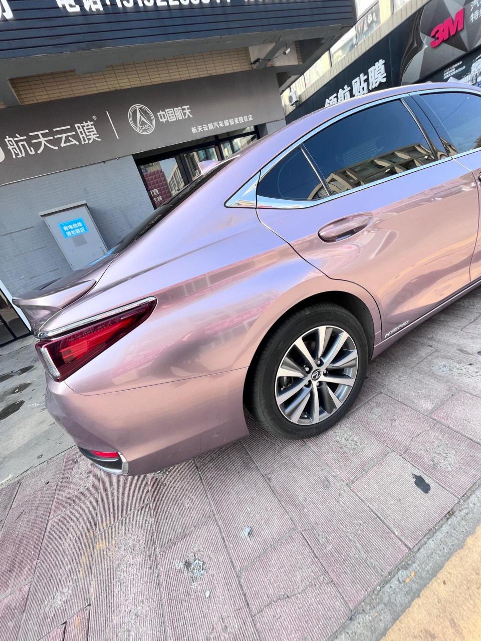 雷克萨斯es200h车身改色 超亮冰莓粉.