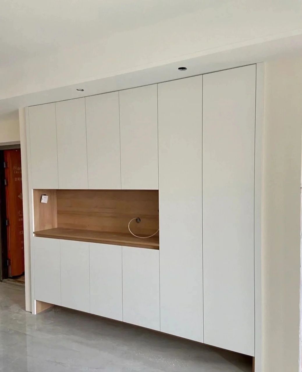 经典款搭配:白色柜门搭配木纹色的柜体!