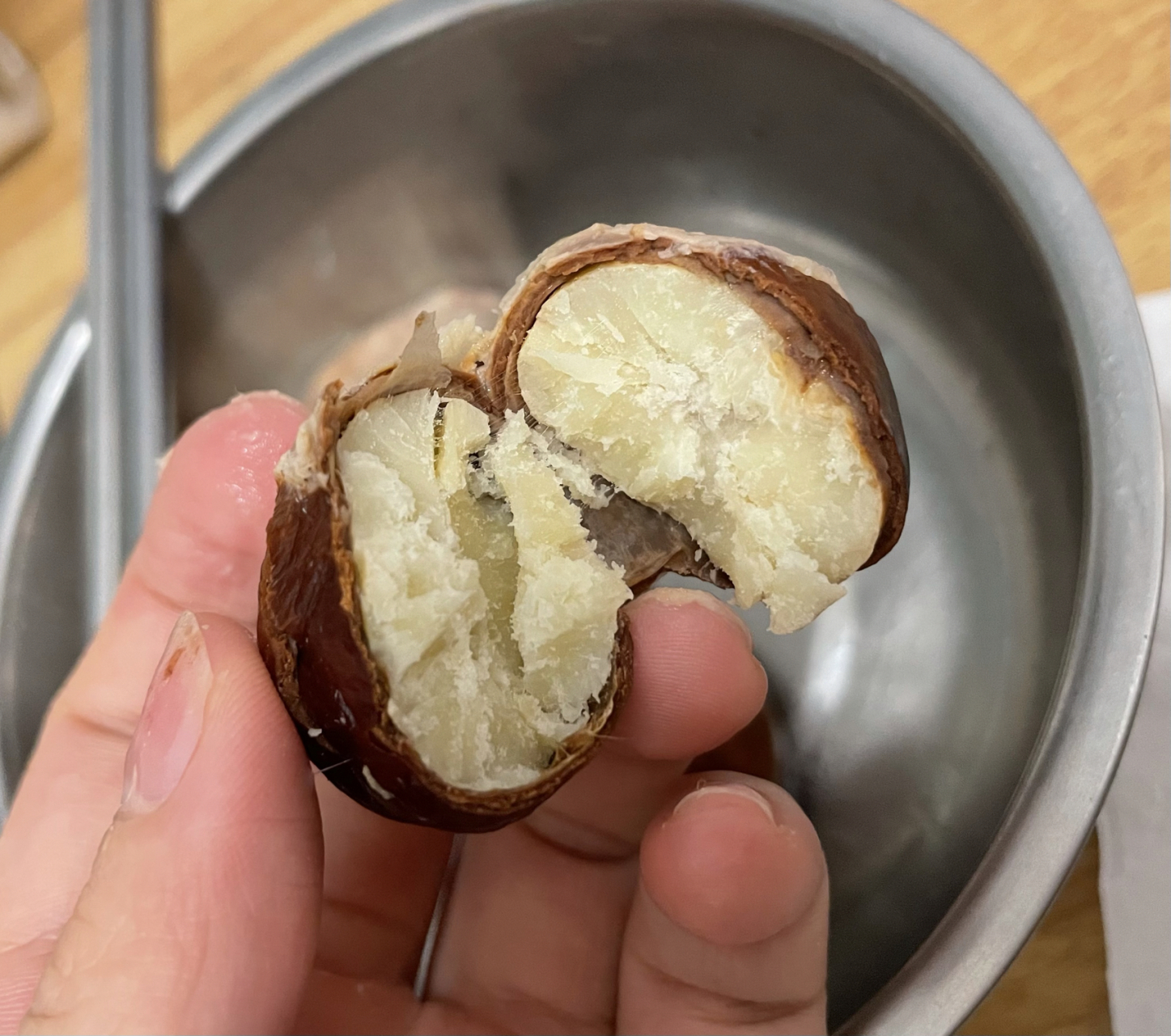 榴莲核洗干净加点盐和水,中小火煮个20分钟左右,口感像小芋头,软软糯