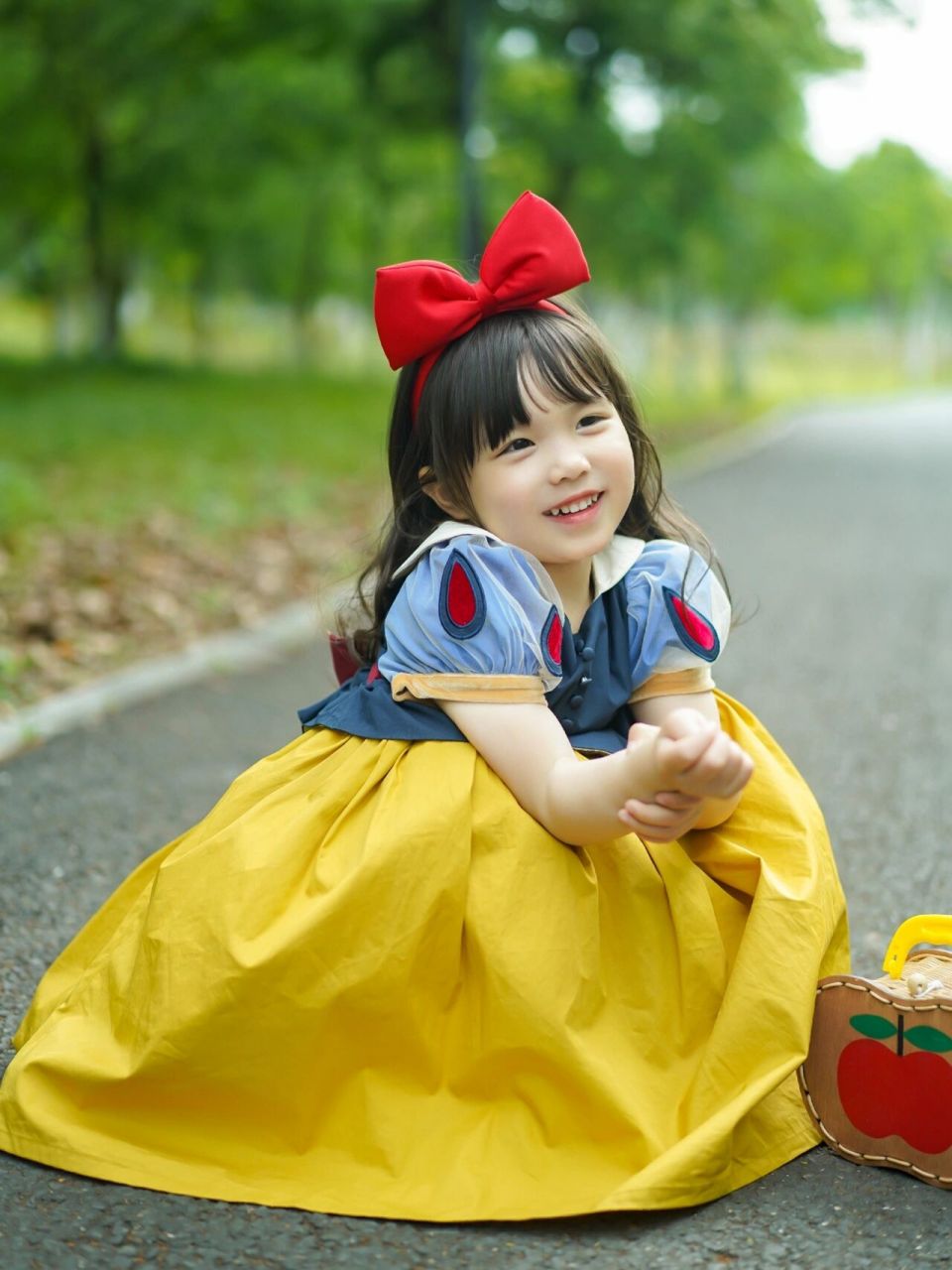 女孩子都会喜欢的白雪公主裙了吧～ 	 太精致啦 #骗你生女儿# #女童穿