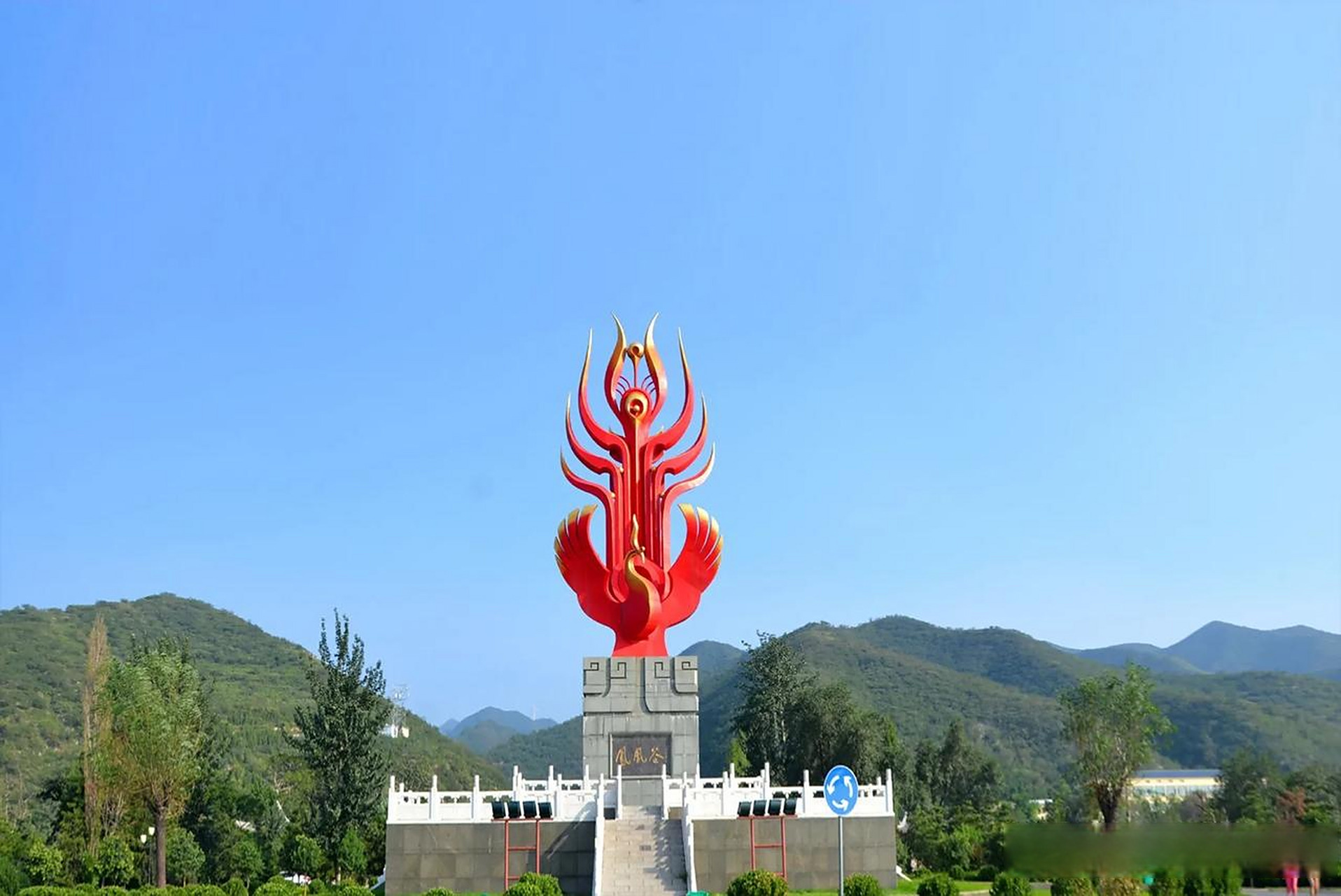 运城盐湖凤凰谷森林公园,它由凤凰山和东西两谷组成,面积3000多亩