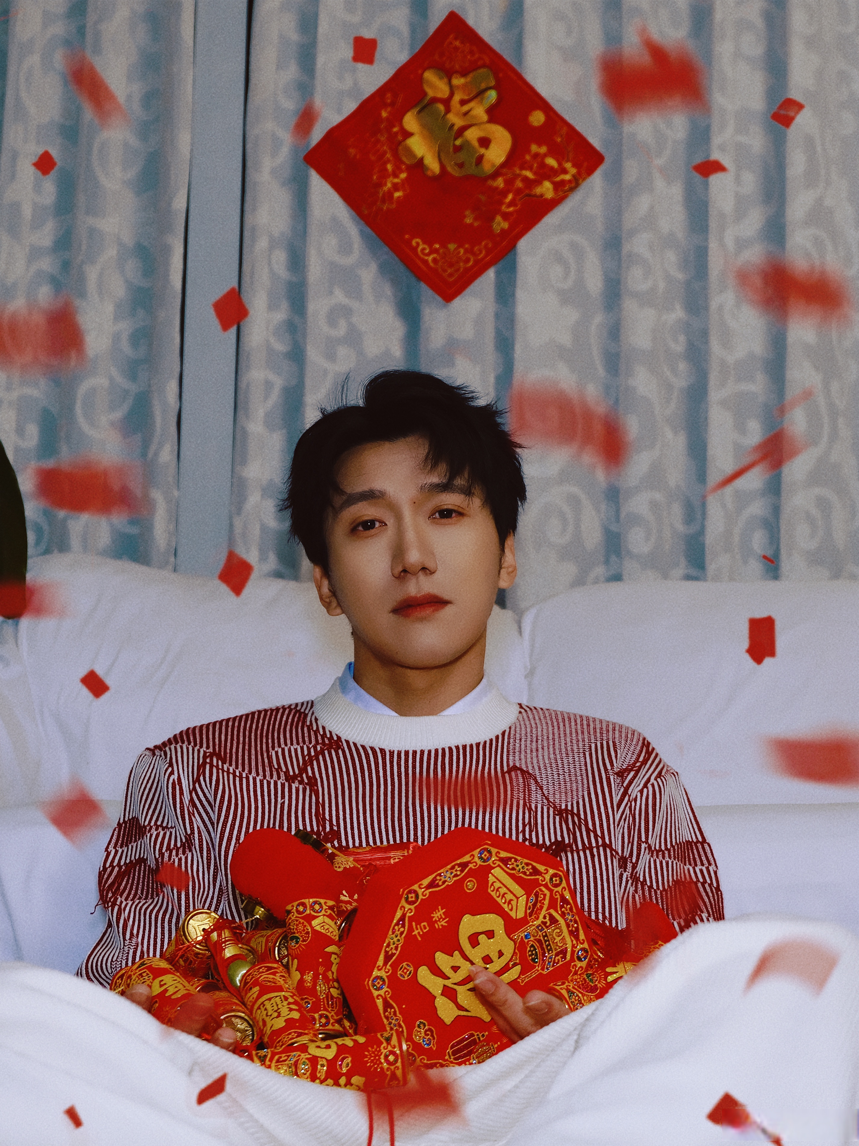 帅一一下,就要包饺子干活去了,新春快乐