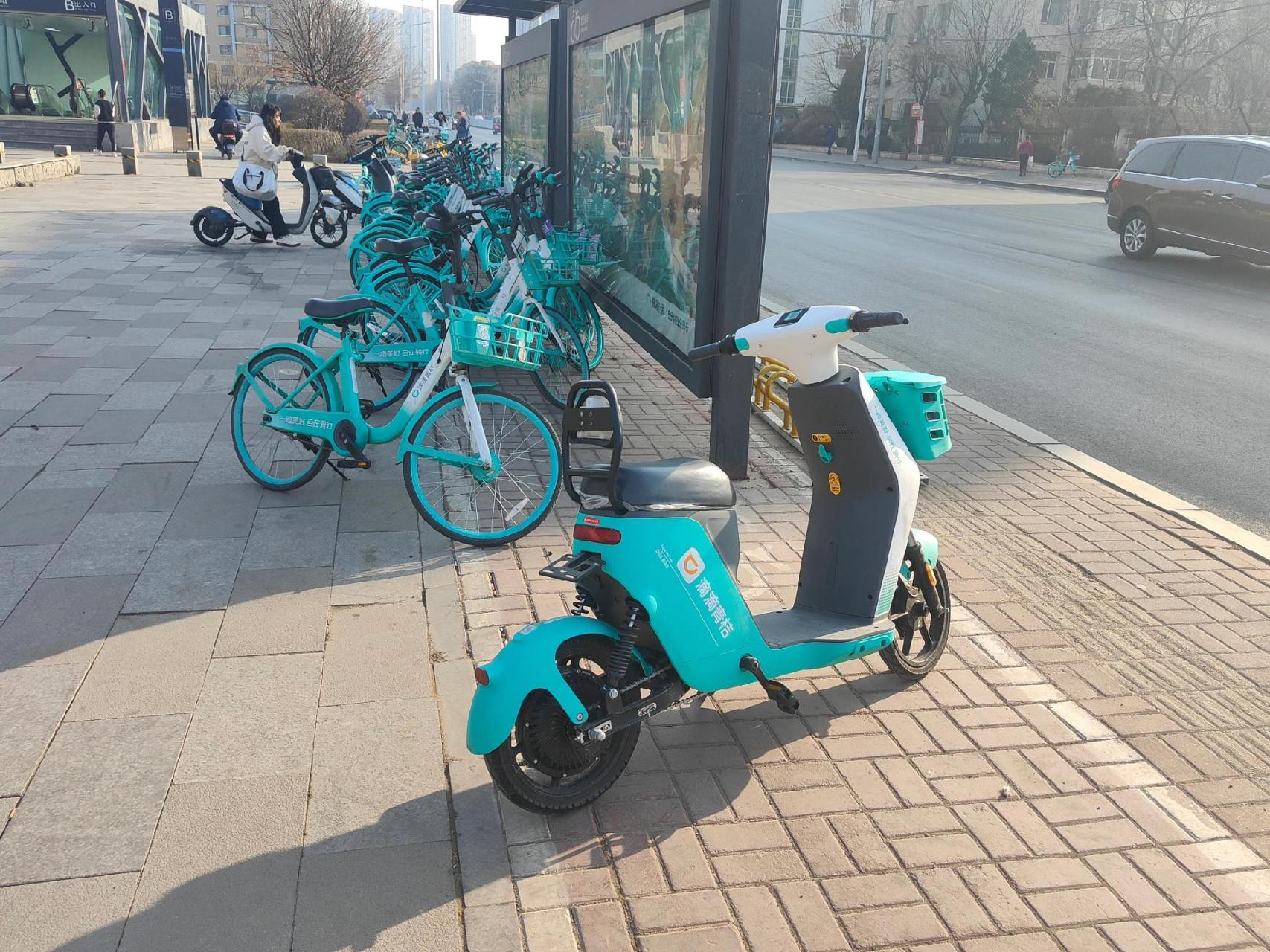 青桔电单车新版 漂亮的白绿配色,加宽的脚踏,贴心的头盔,真的好适合呀