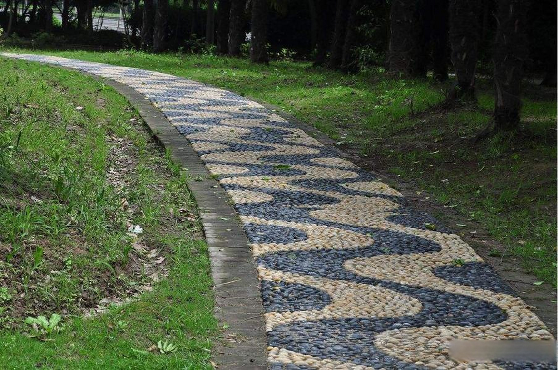 终于找到小区里鹅卵石路面的原始出处了,观音赤脚踩莲藕.