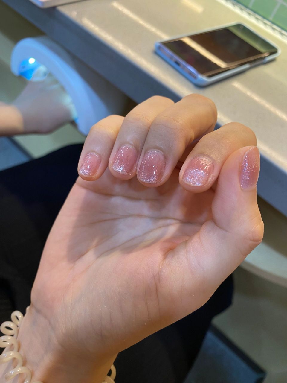 海底捞美甲小攻略 海底捞美甲非常好看的豆沙色,加上猫眼的样式非常亮