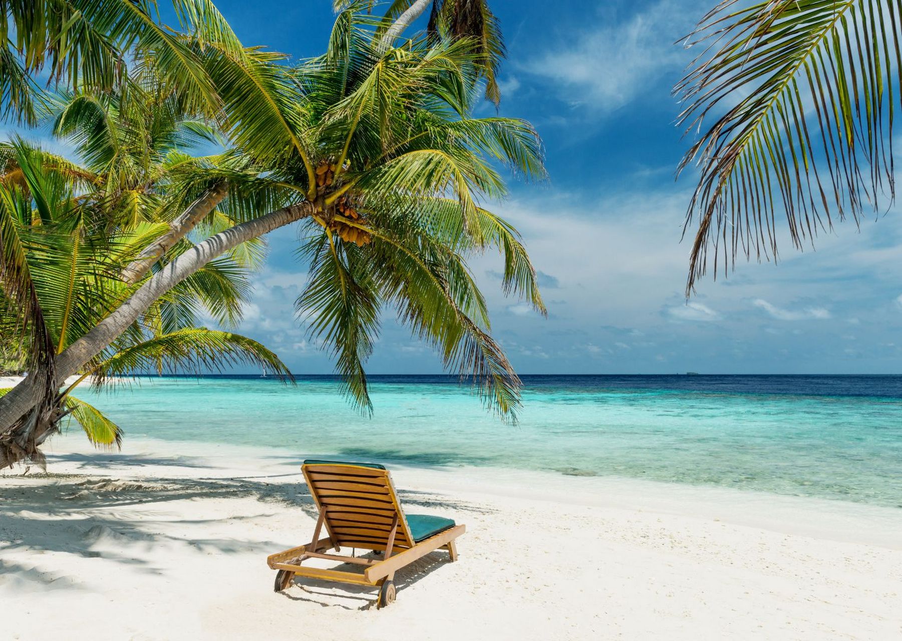 沙滩风景图片 沙滩上留下美好的脚印,让我们不忘记旅行的目的.