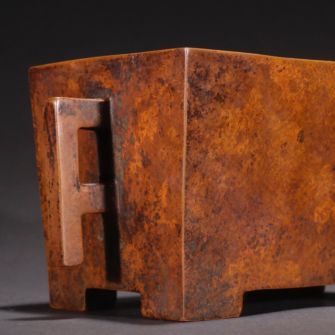 明宣德款·铜胎双耳马槽炉 明宣德款·铜胎双耳马槽炉 规格:高8.