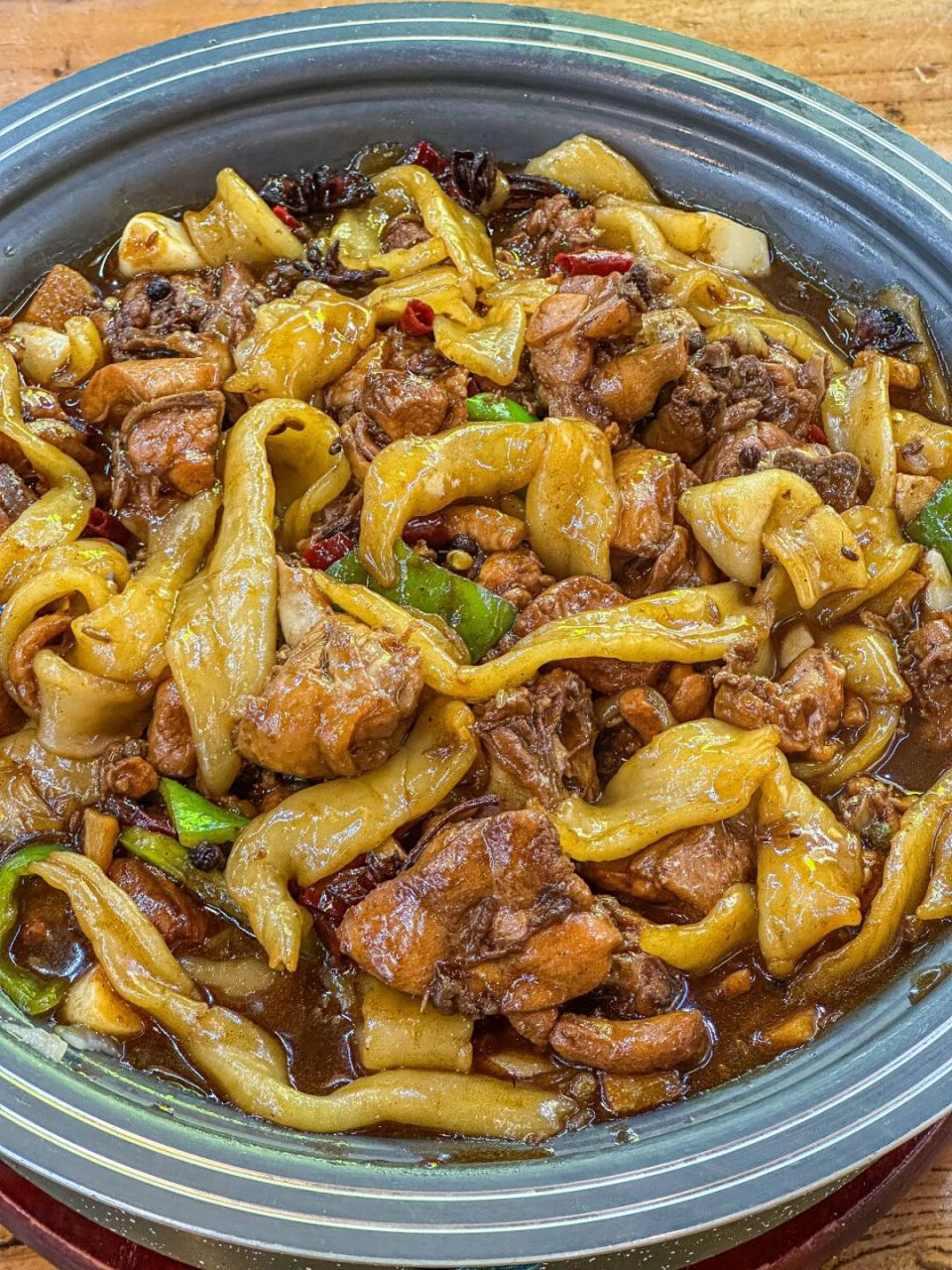 居民楼下的面鱼炒鸡～每次去都爆满,喜欢重口味儿的可以去尝尝[白眼]