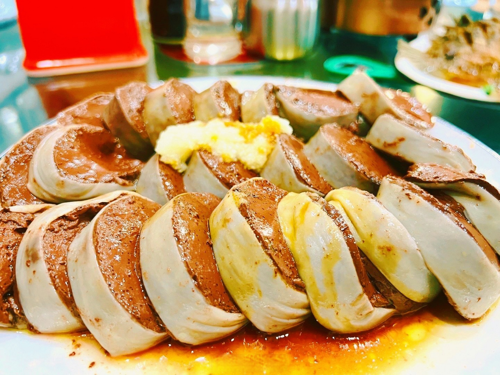 东北菜的特点就是大盘装菜,满满一盘,看着就让人感觉到东北的"实在".