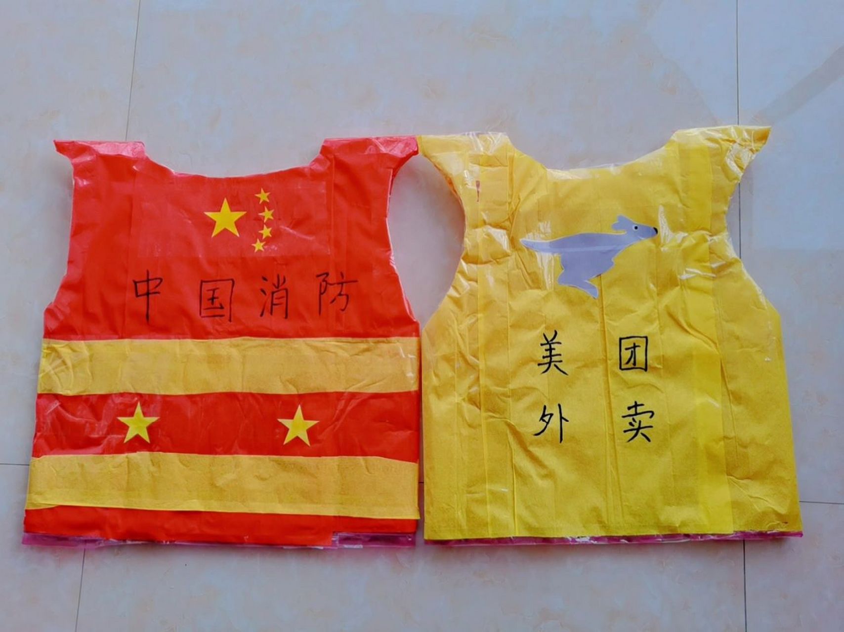 幼儿环保废物利用走秀服饰     第一次做这种手工服饰,真的是废了好多