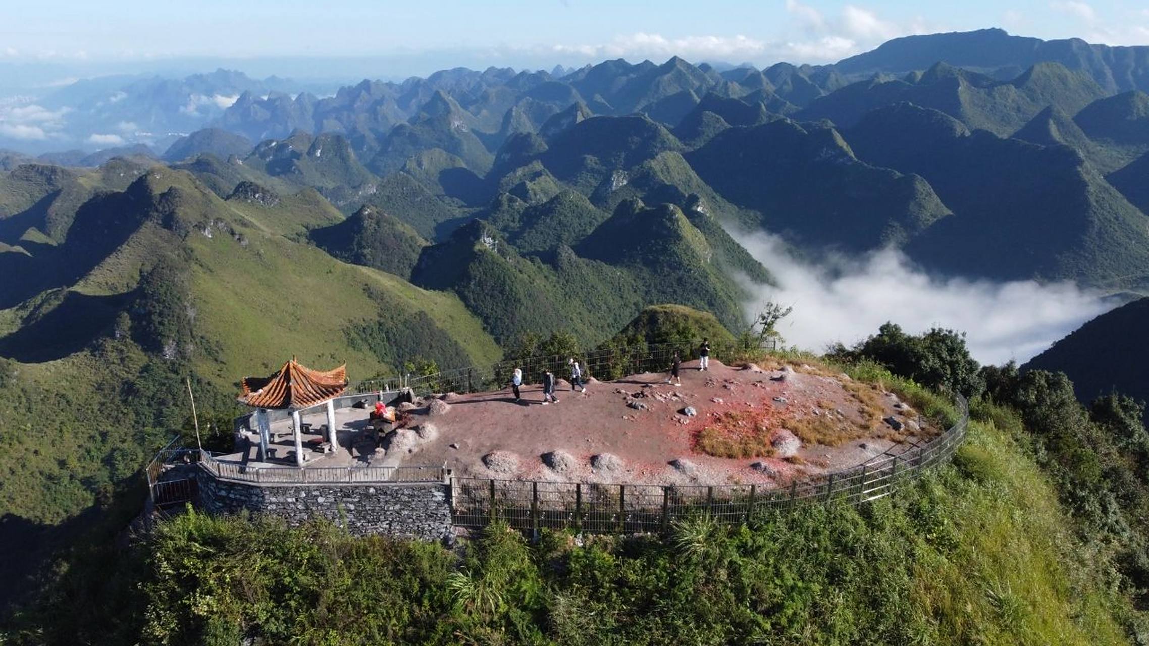 登清远靘雾山赏万山朝王,三路聚顶(一) 十万大山,相信大家只在影视剧