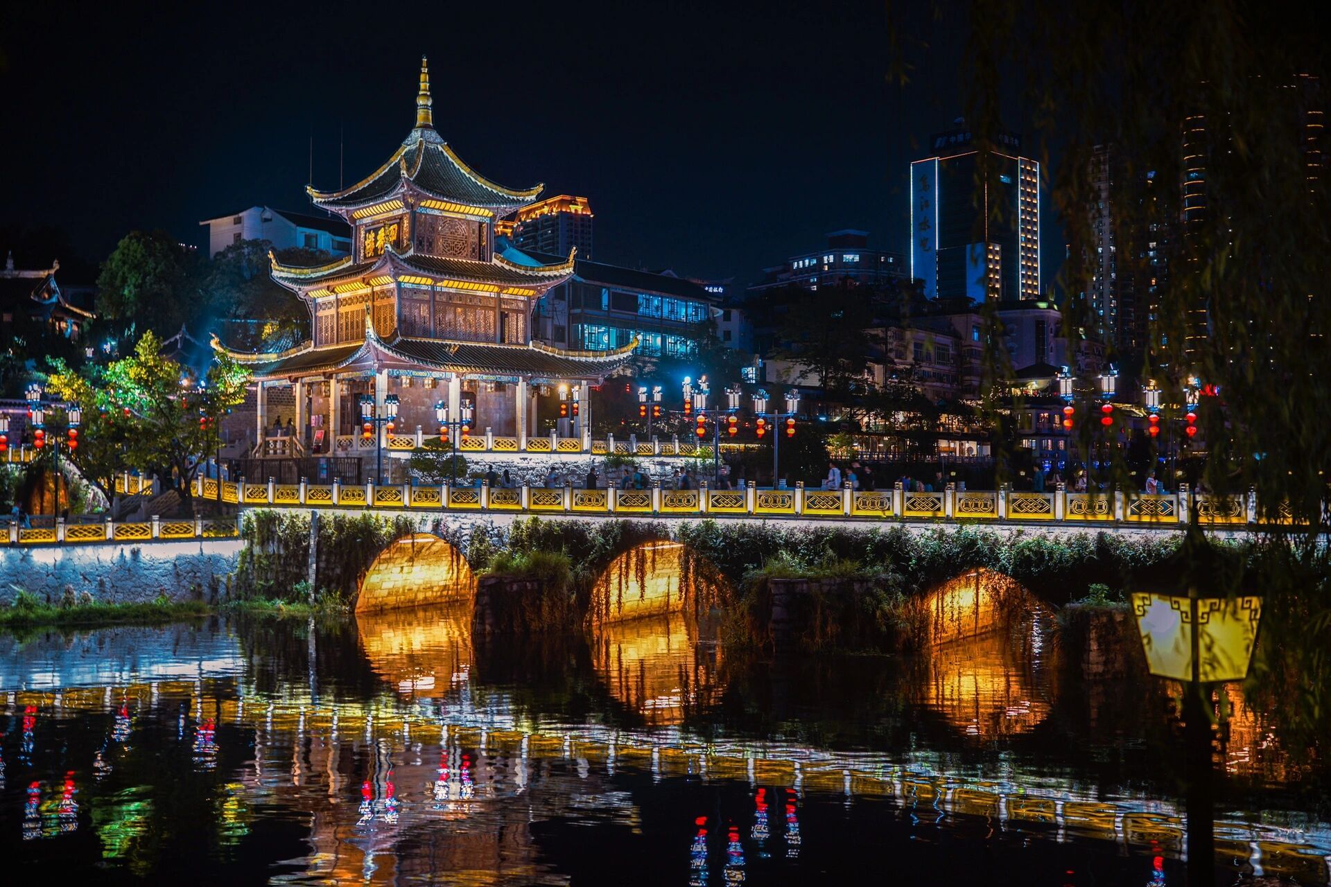 来贵阳不得不看的甲秀楼迷人夜景 7215景点介绍: 甲秀楼是国家aaa